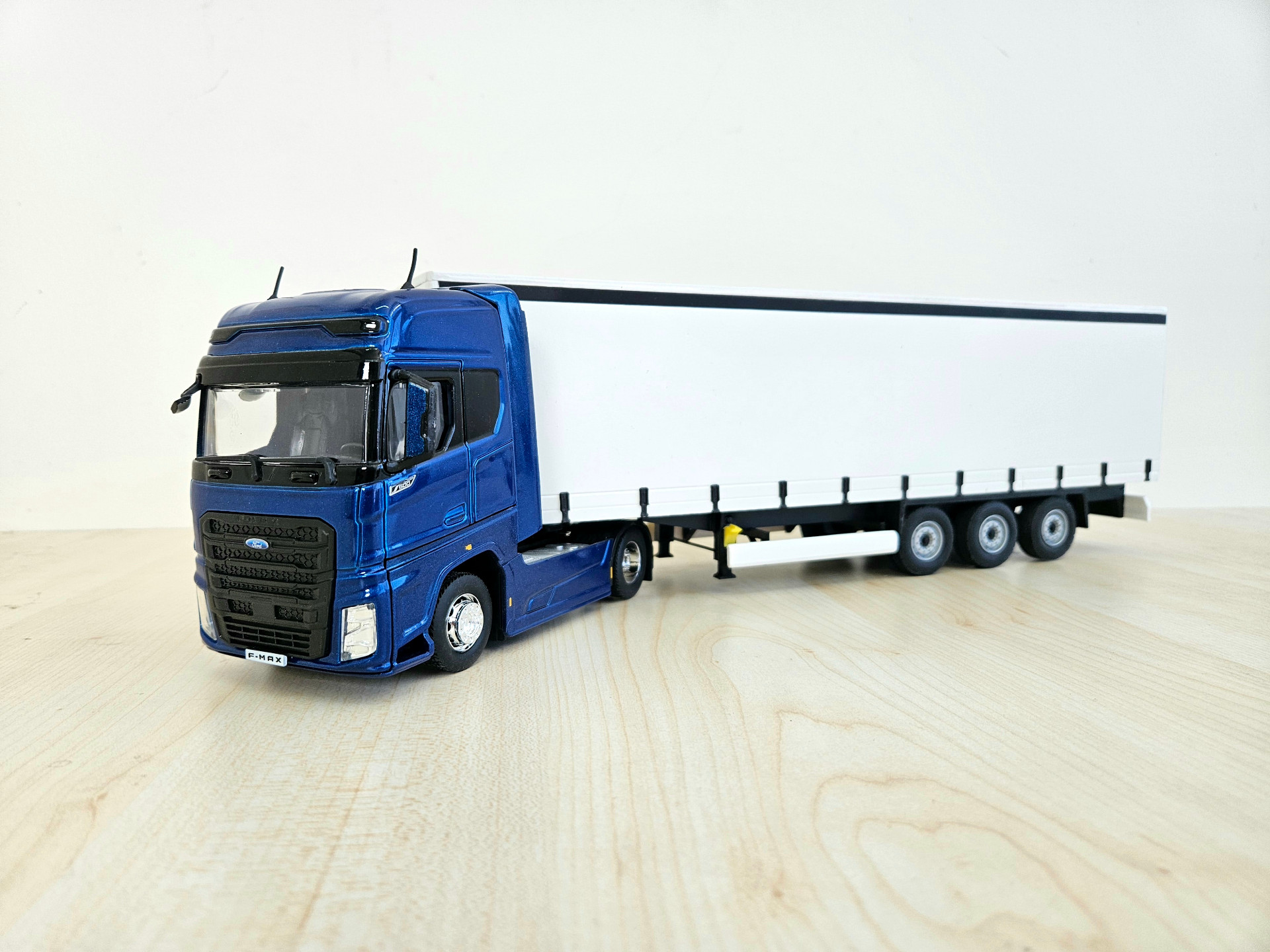 1/36 FORD F-MAX TENTE DORSELİ TIR MAKETİ