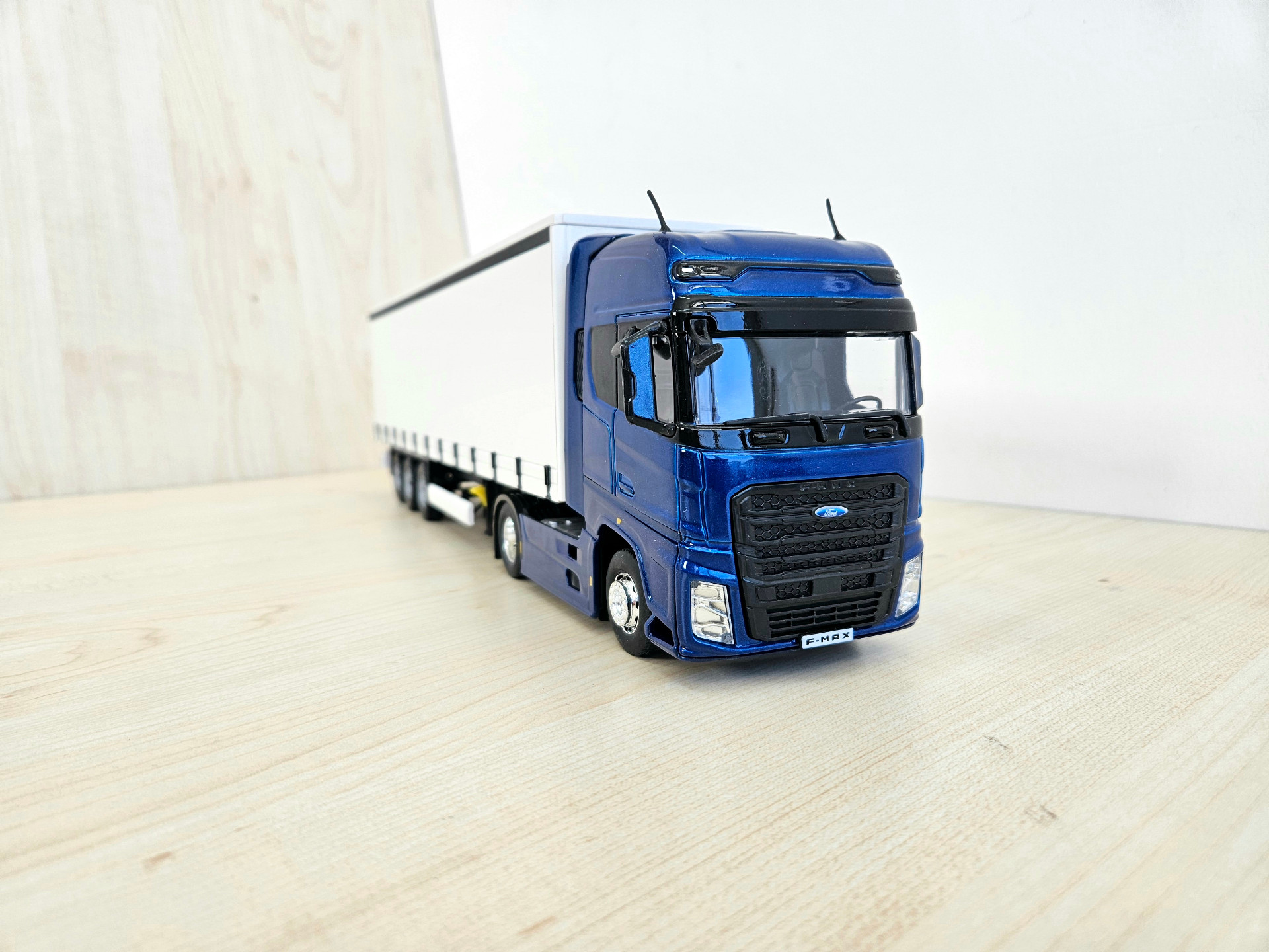 1/36 FORD F-MAX TENTE DORSELİ TIR MAKETİ