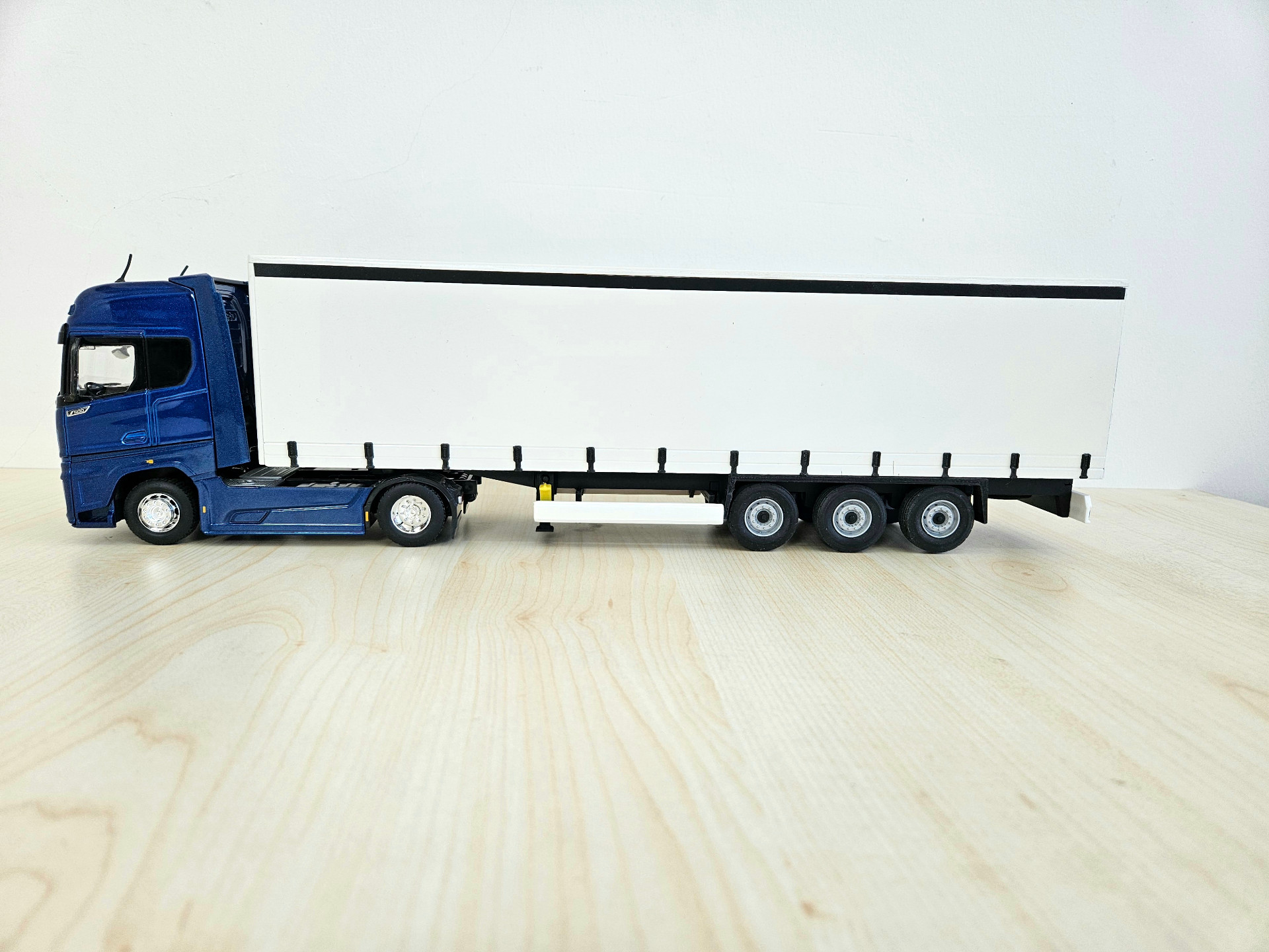 1/36 FORD F-MAX TENTE DORSELİ TIR MAKETİ