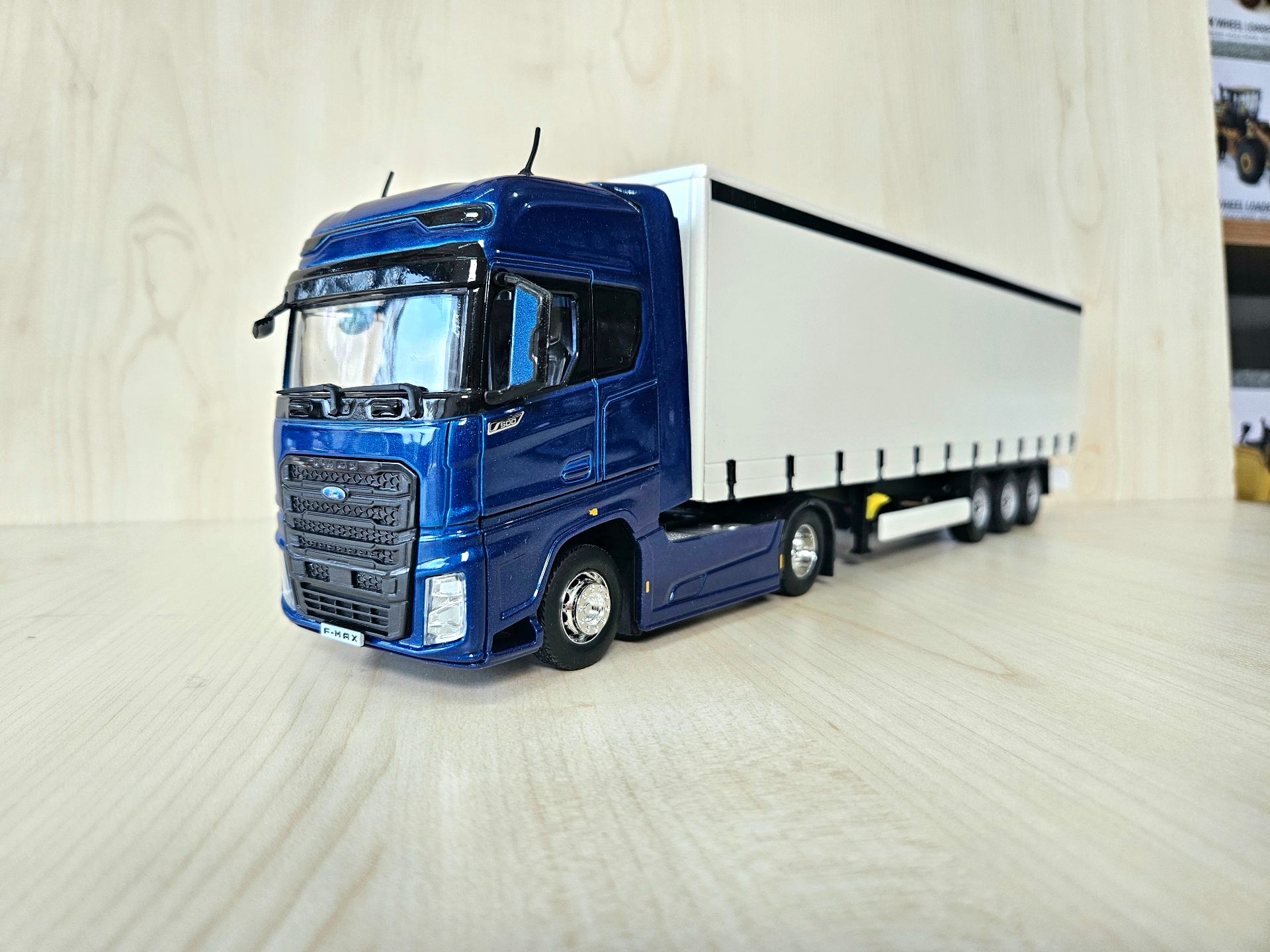 1/36 FORD F-MAX TENTE DORSELİ TIR MAKETİ