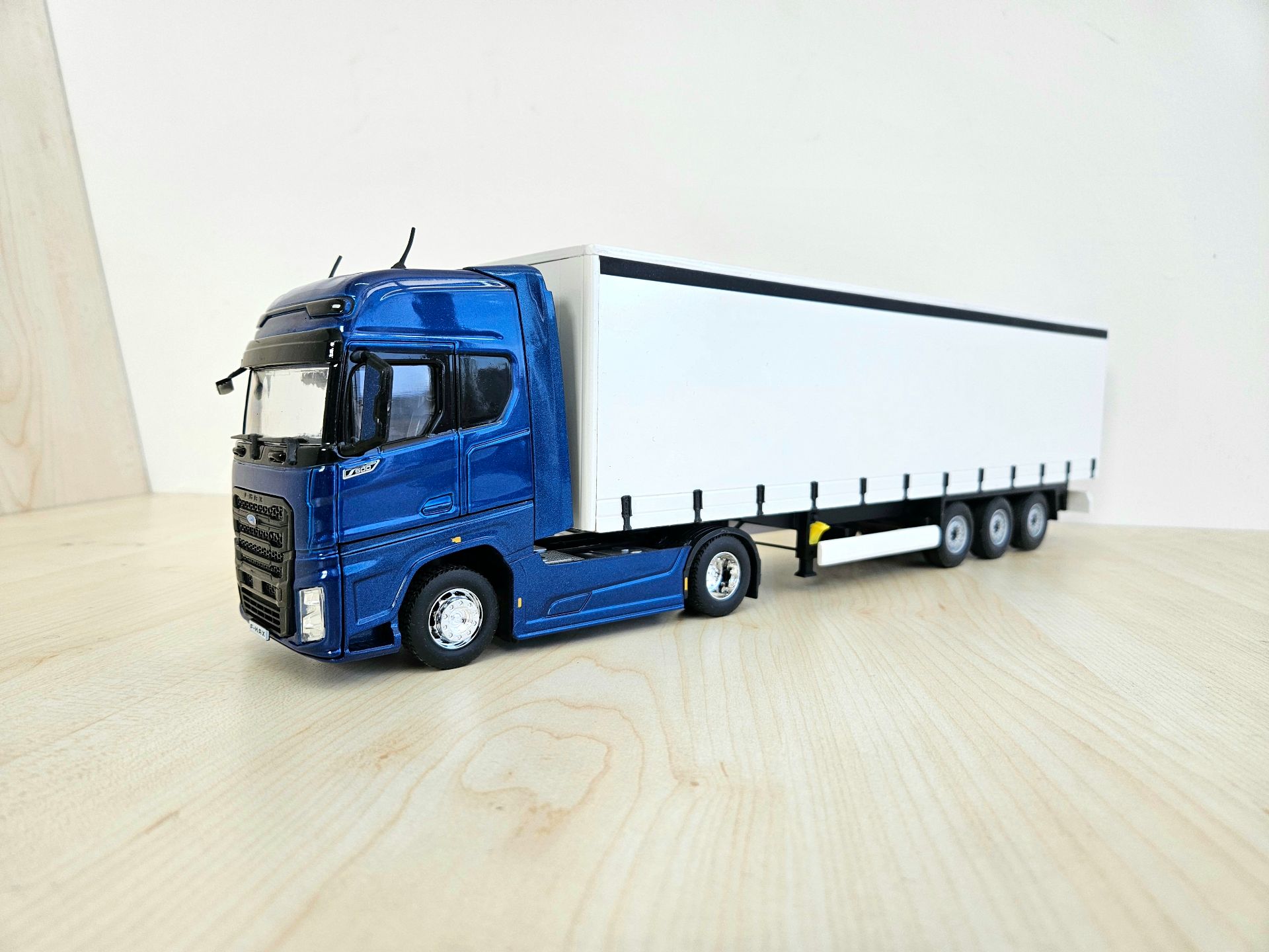 1/36 FORD F-MAX TENTE DORSELİ TIR MAKETİ
