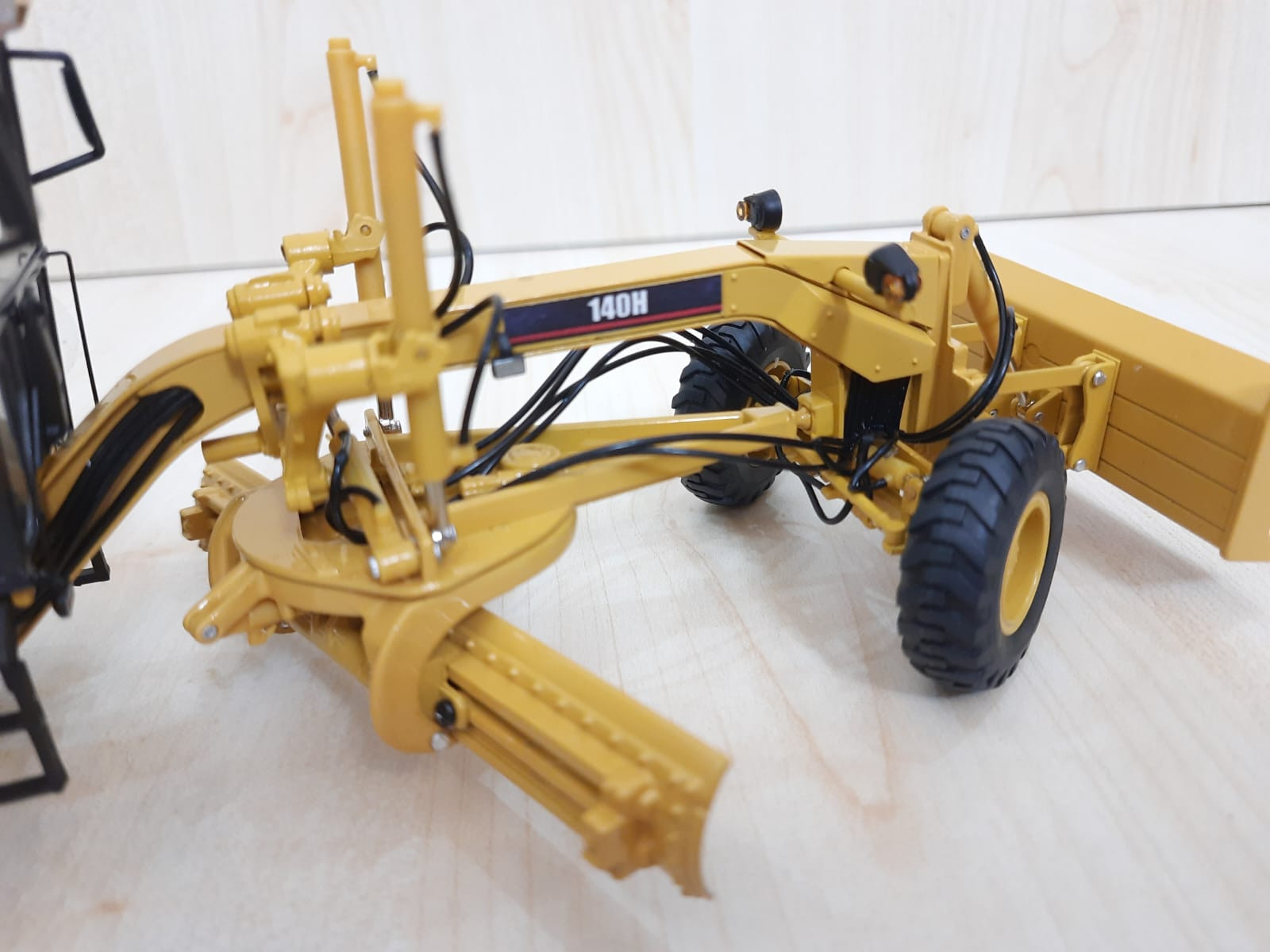 1/35 "CAT 140H LOGOLU" GREYDER MAKETİ