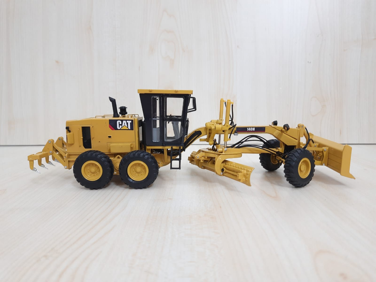 1/35 "CAT 140H LOGOLU" GREYDER MAKETİ
