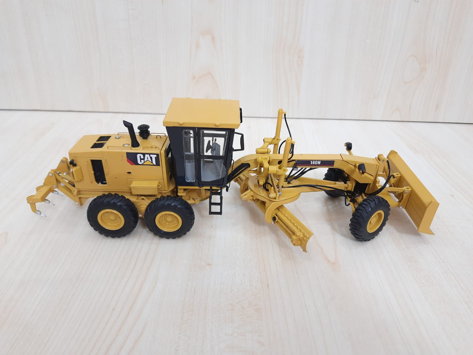 1/35 "CAT 140H LOGOLU" GREYDER MAKETİ