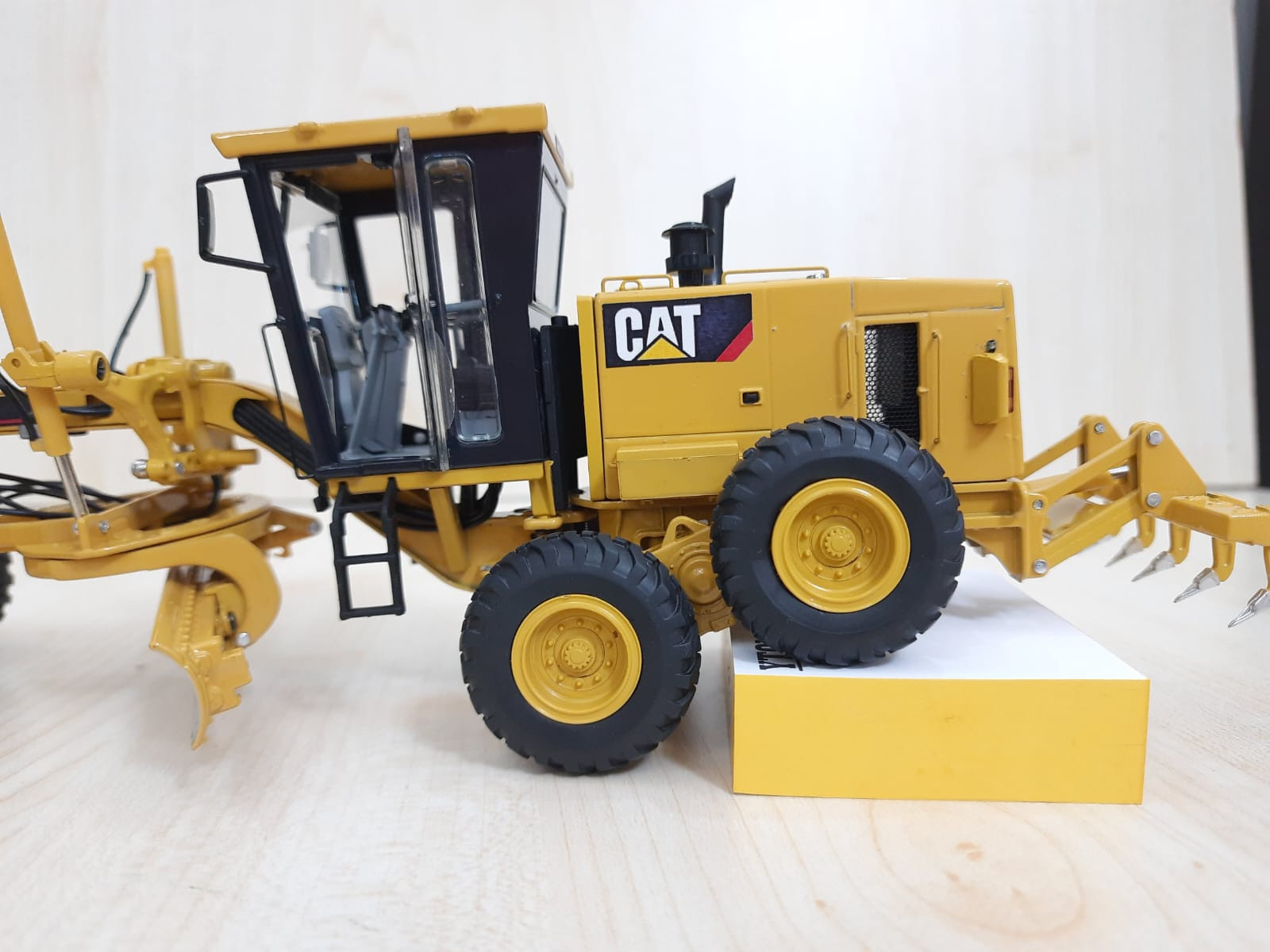 1/35 "CAT 140H LOGOLU" GREYDER MAKETİ