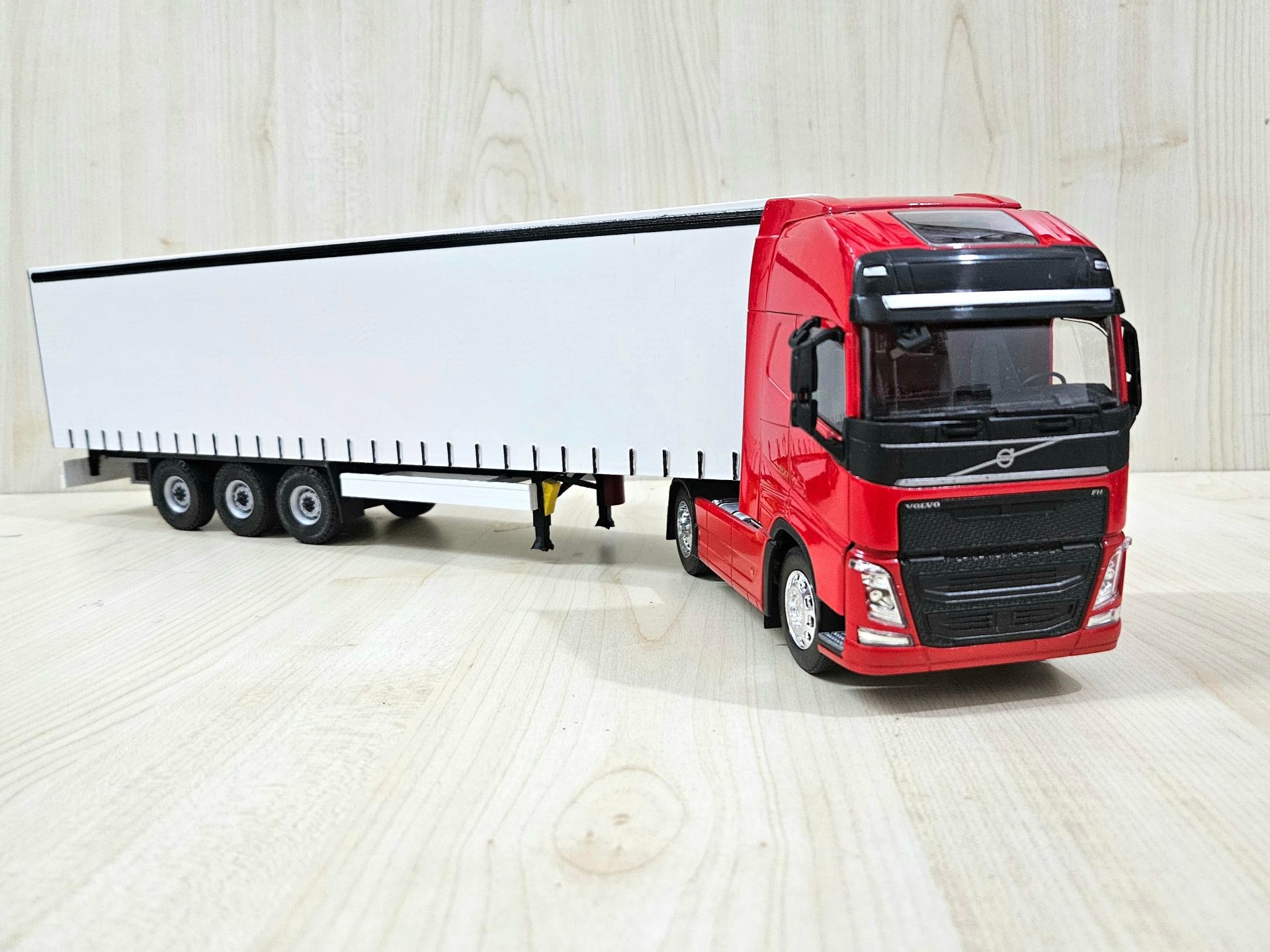 1/32 WELLY Kırmızı VOLVO FH4 TENTE DORSELİ TIR