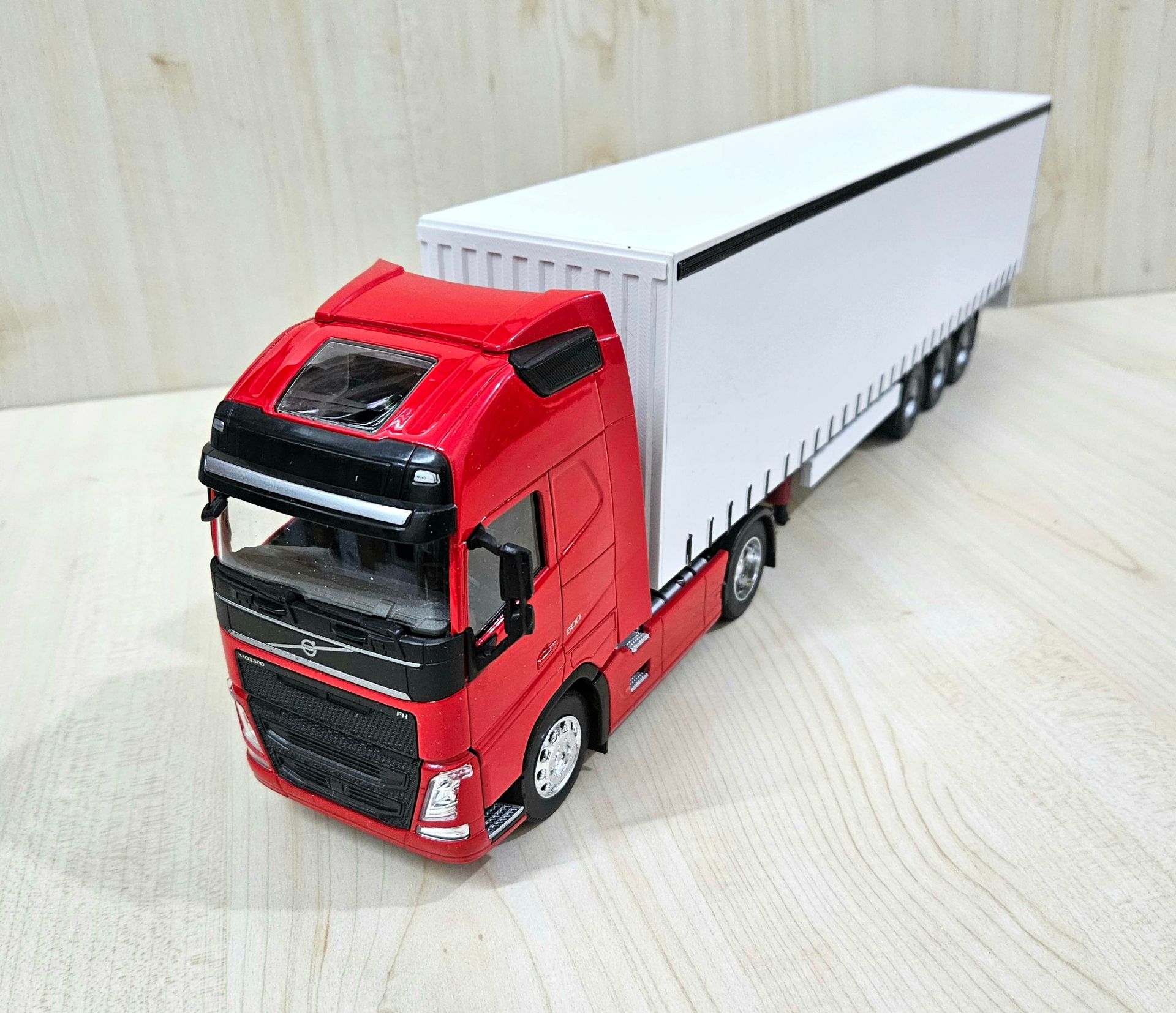 1/32 WELLY Kırmızı VOLVO FH4 TENTE DORSELİ TIR