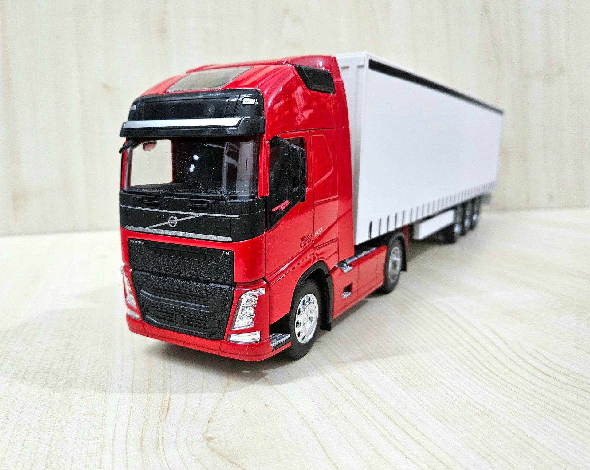 1/32 WELLY Kırmızı VOLVO FH4 TENTE DORSELİ TIR