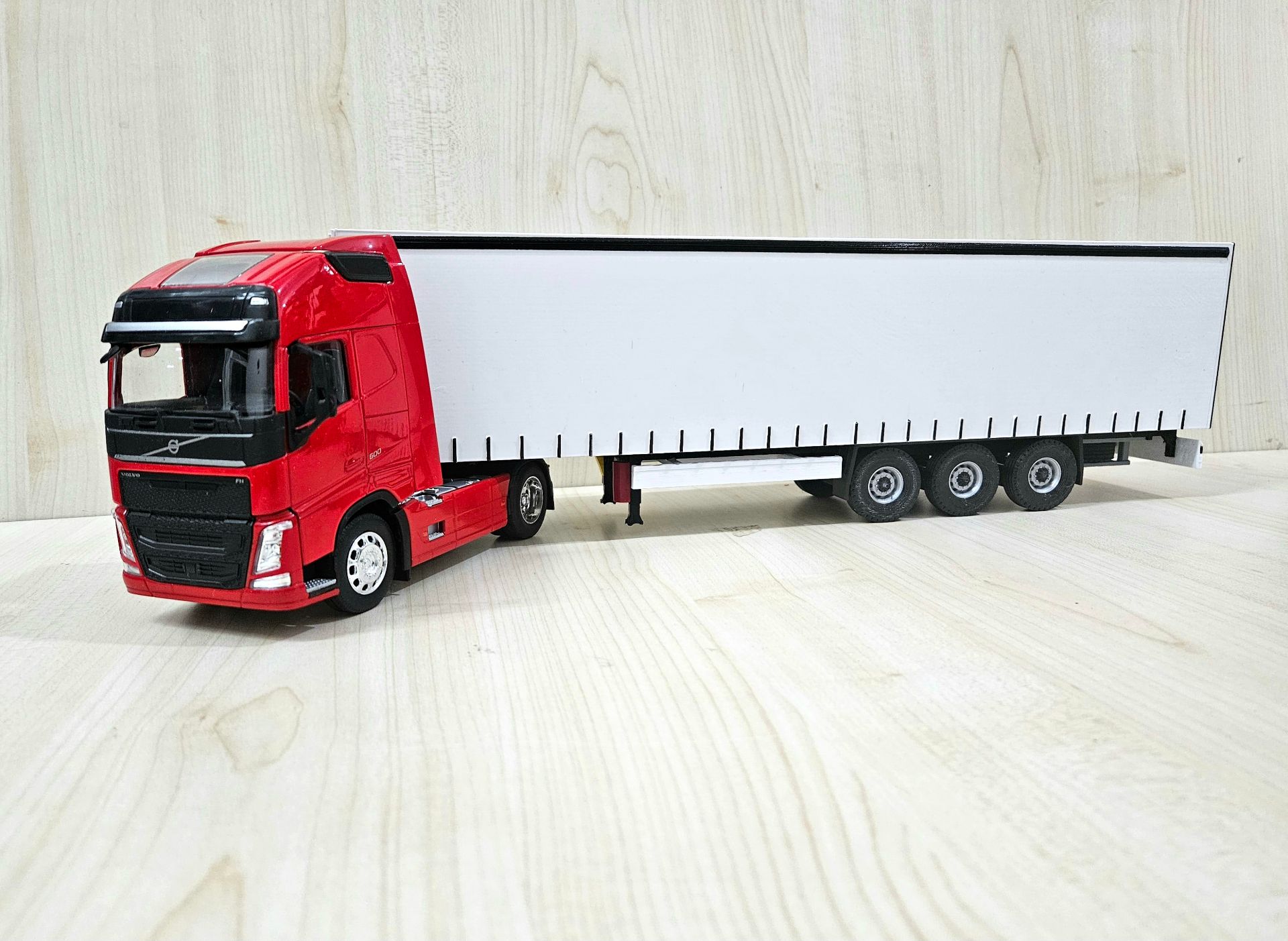 1/32 WELLY Kırmızı VOLVO FH4 TENTE DORSELİ TIR