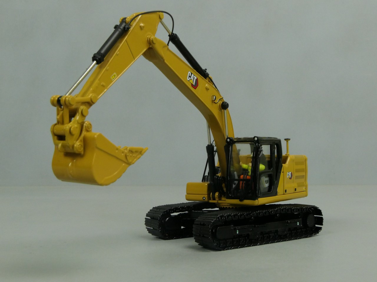 CAT 323 YENİ NESİL 5 ataşmanlı EKSKAVATÖR MAKETİ DM85657