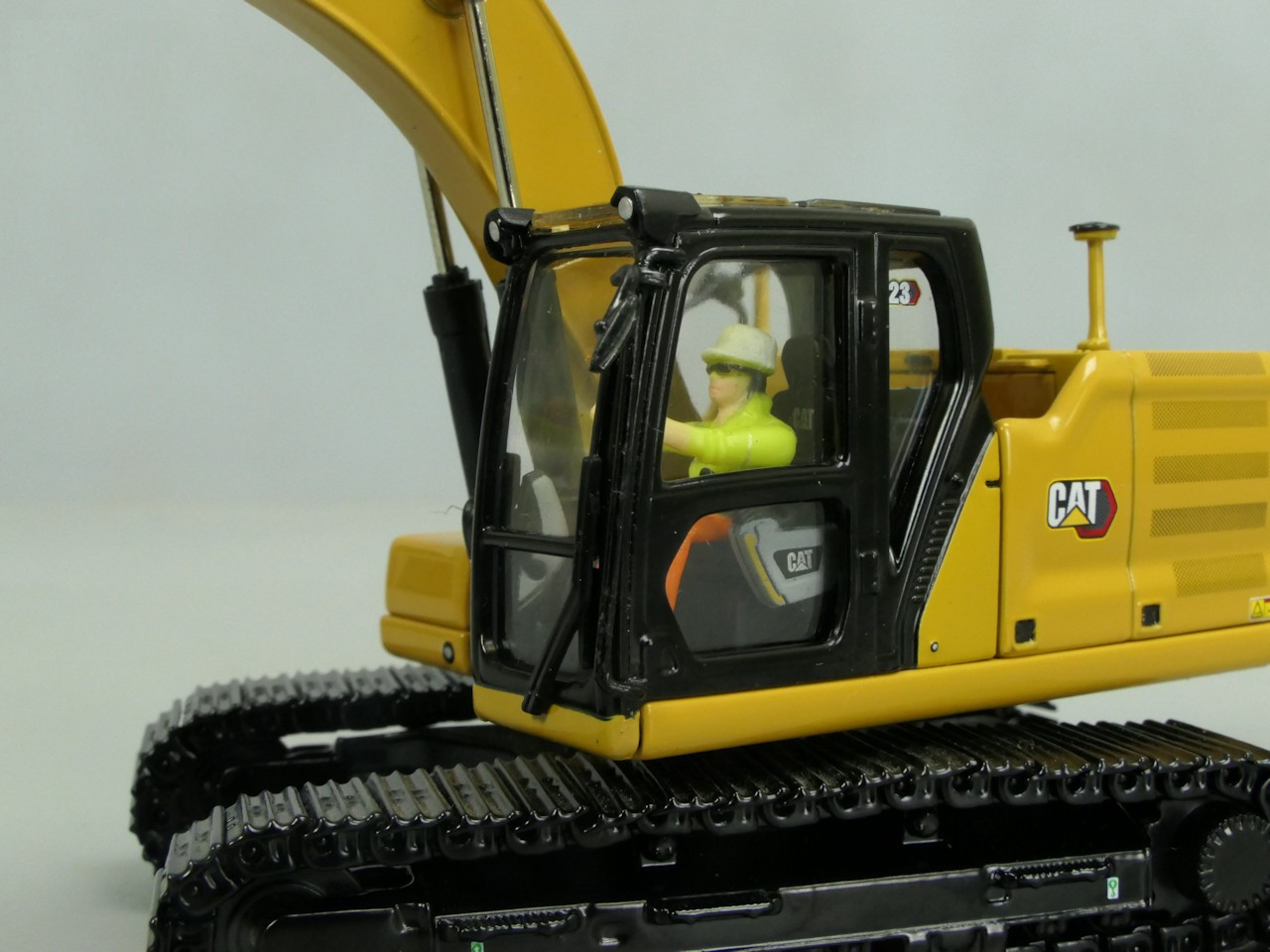 CAT 323 YENİ NESİL 5 ataşmanlı EKSKAVATÖR MAKETİ DM85657