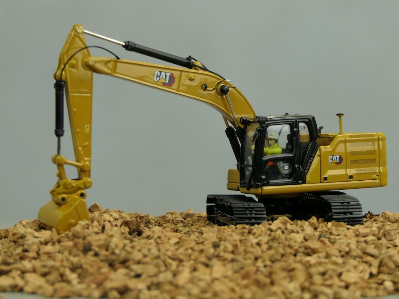 CAT 323 YENİ NESİL 5 ataşmanlı EKSKAVATÖR MAKETİ DM85657