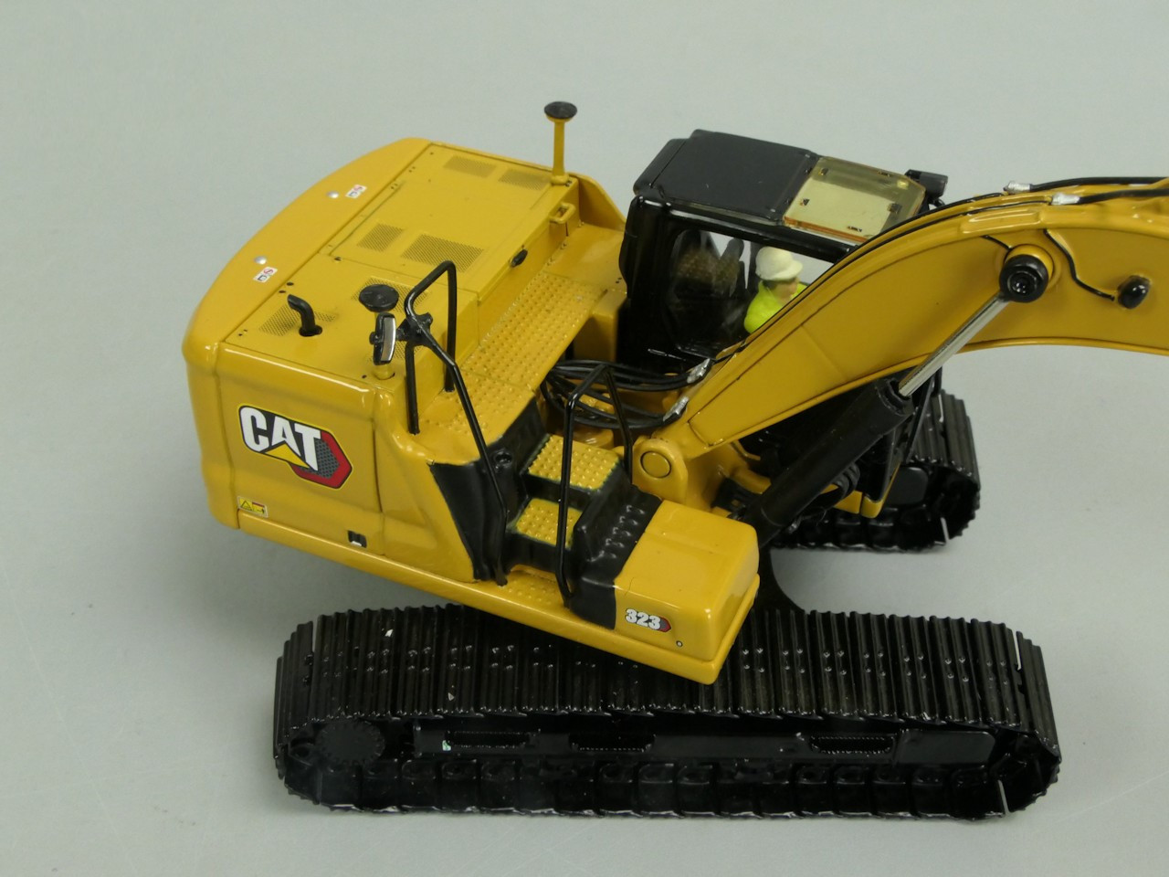 CAT 323 YENİ NESİL 5 ataşmanlı EKSKAVATÖR MAKETİ DM85657