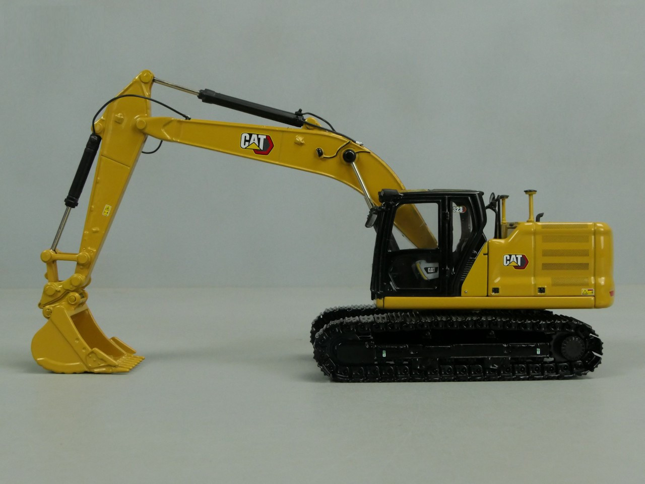 CAT 323 YENİ NESİL 5 ataşmanlı EKSKAVATÖR MAKETİ DM85657