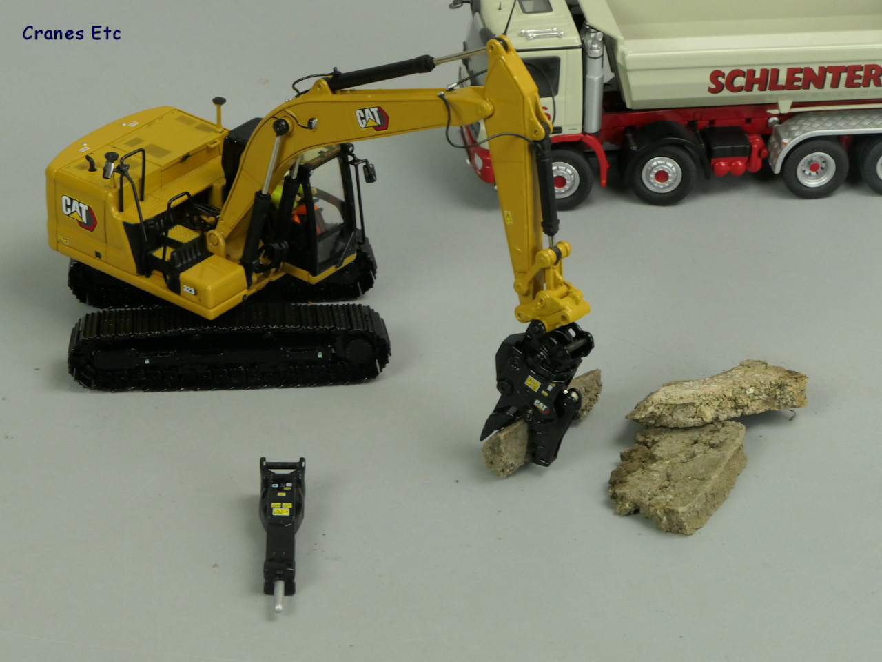 CAT 323 YENİ NESİL 5 ataşmanlı EKSKAVATÖR MAKETİ DM85657