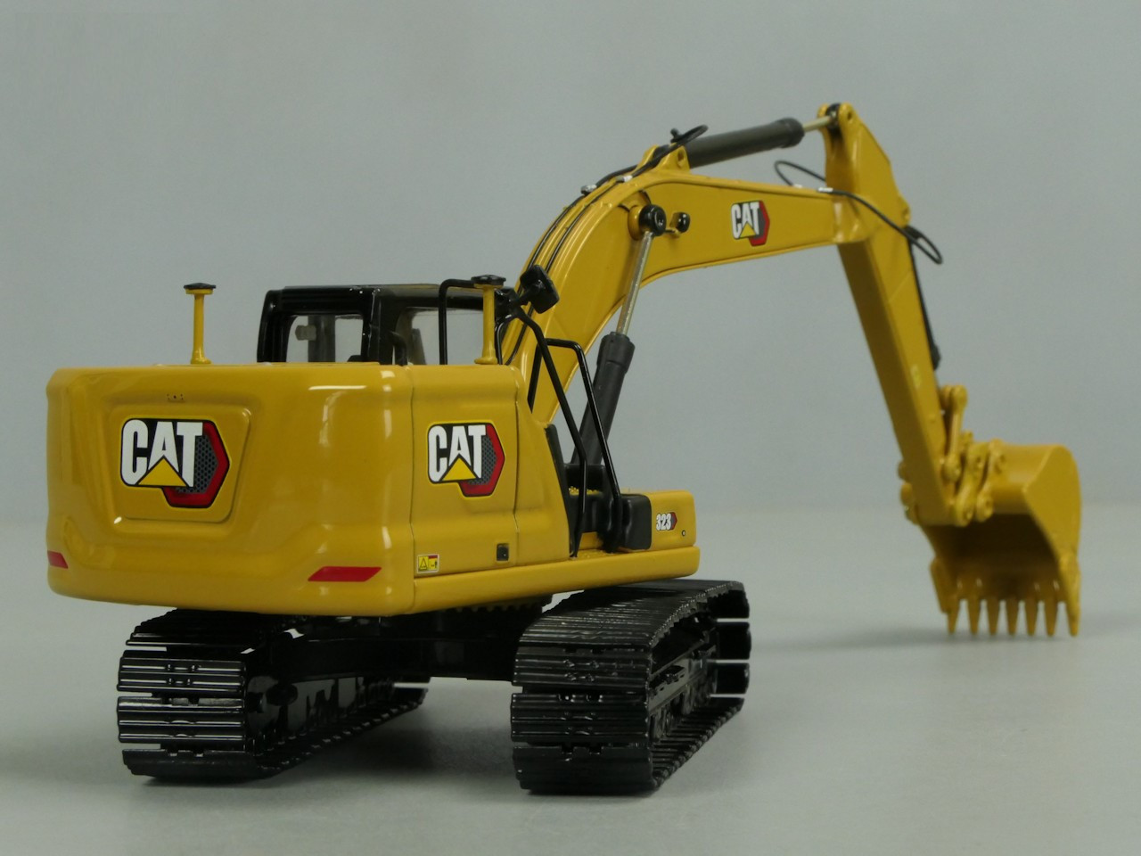 CAT 323 YENİ NESİL 5 ataşmanlı EKSKAVATÖR MAKETİ DM85657