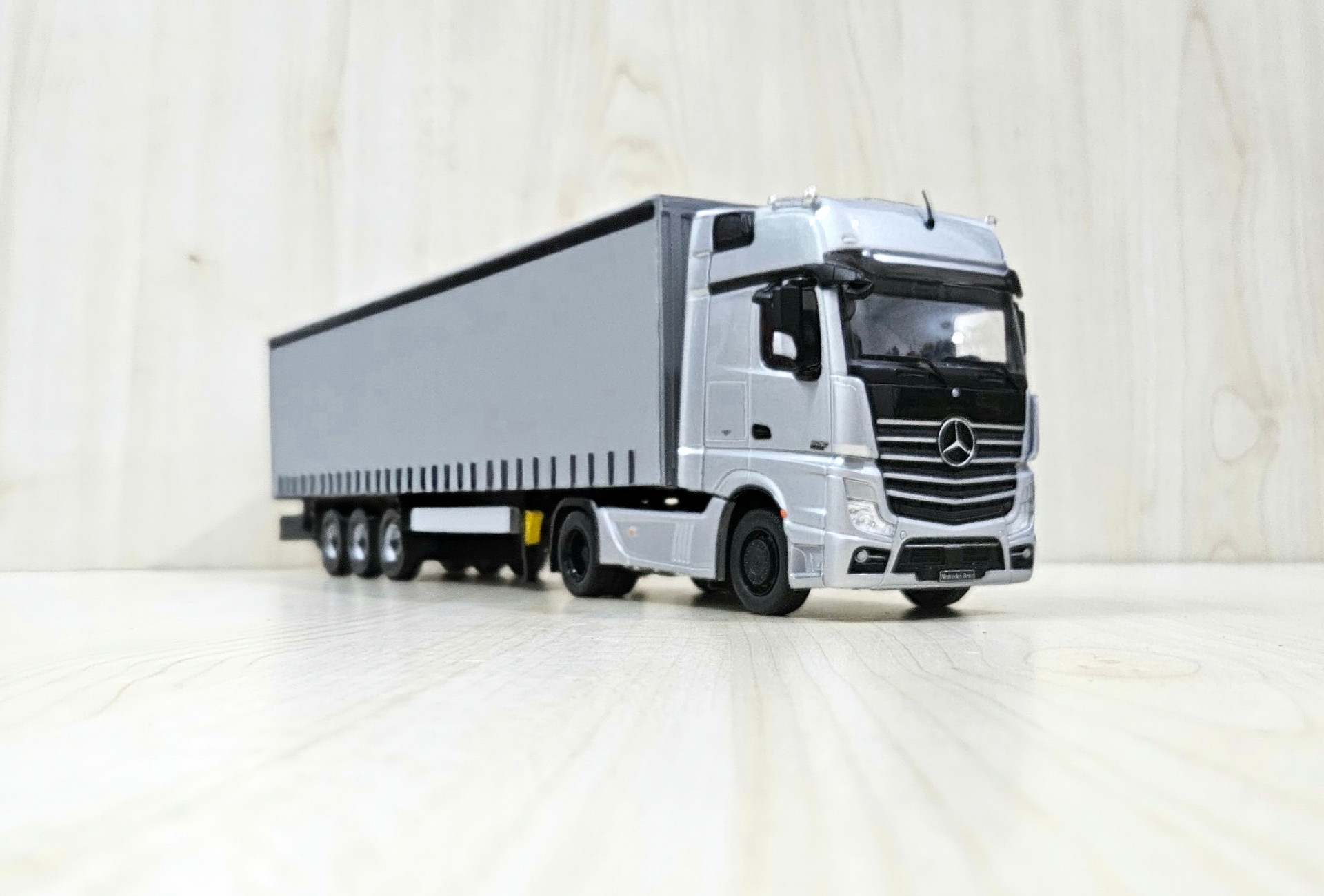 1/43 MERCEDES ACTROS 1853 TENTE DORSELİ GRİ TIR