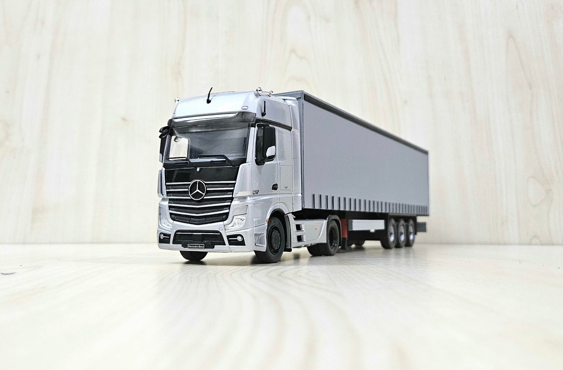 1/43 MERCEDES ACTROS 1853 TENTE DORSELİ GRİ TIR