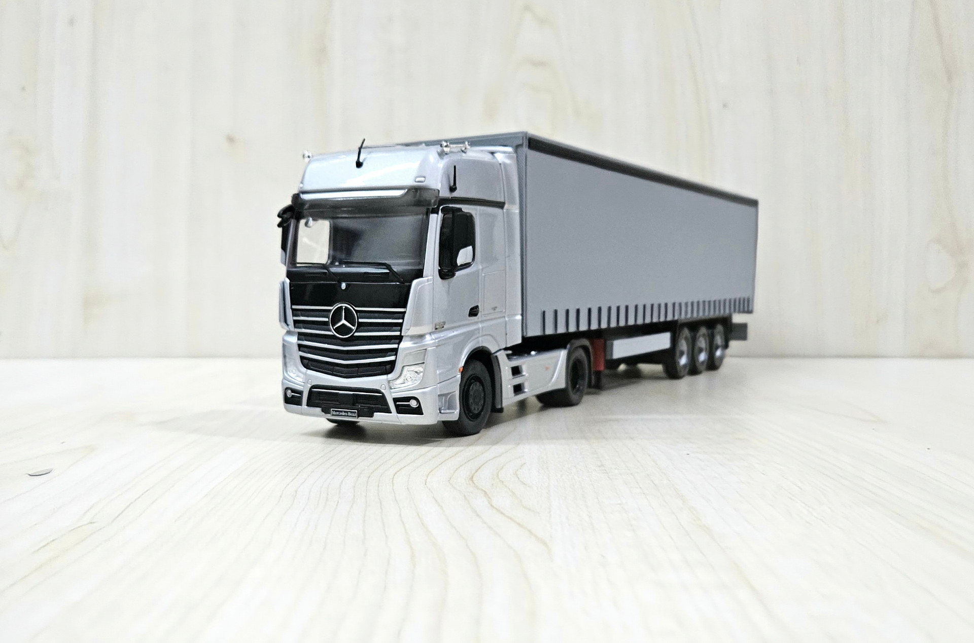 1/43 MERCEDES ACTROS 1853 TENTE DORSELİ GRİ TIR