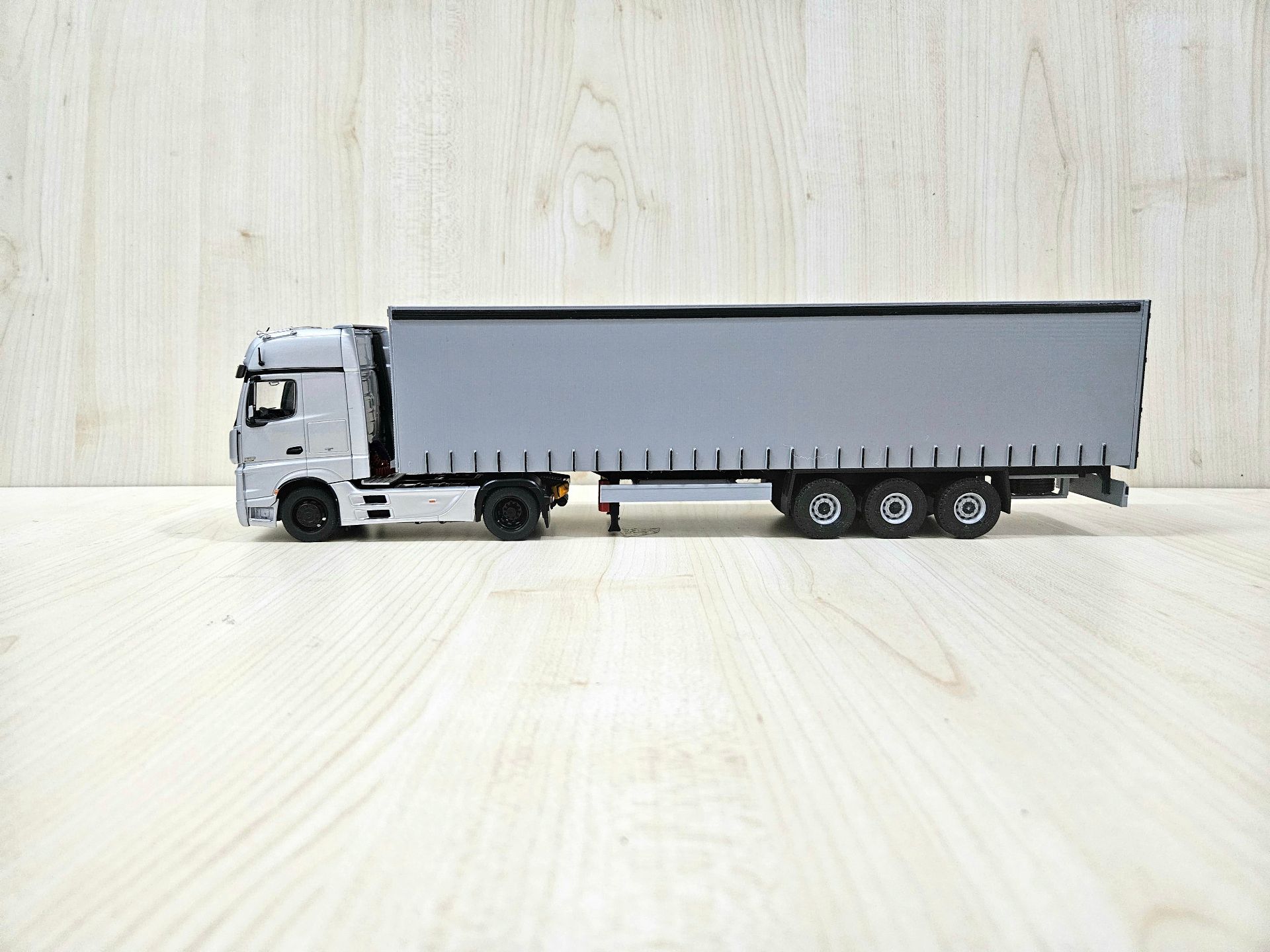 1/43 MERCEDES ACTROS 1853 TENTE DORSELİ GRİ TIR