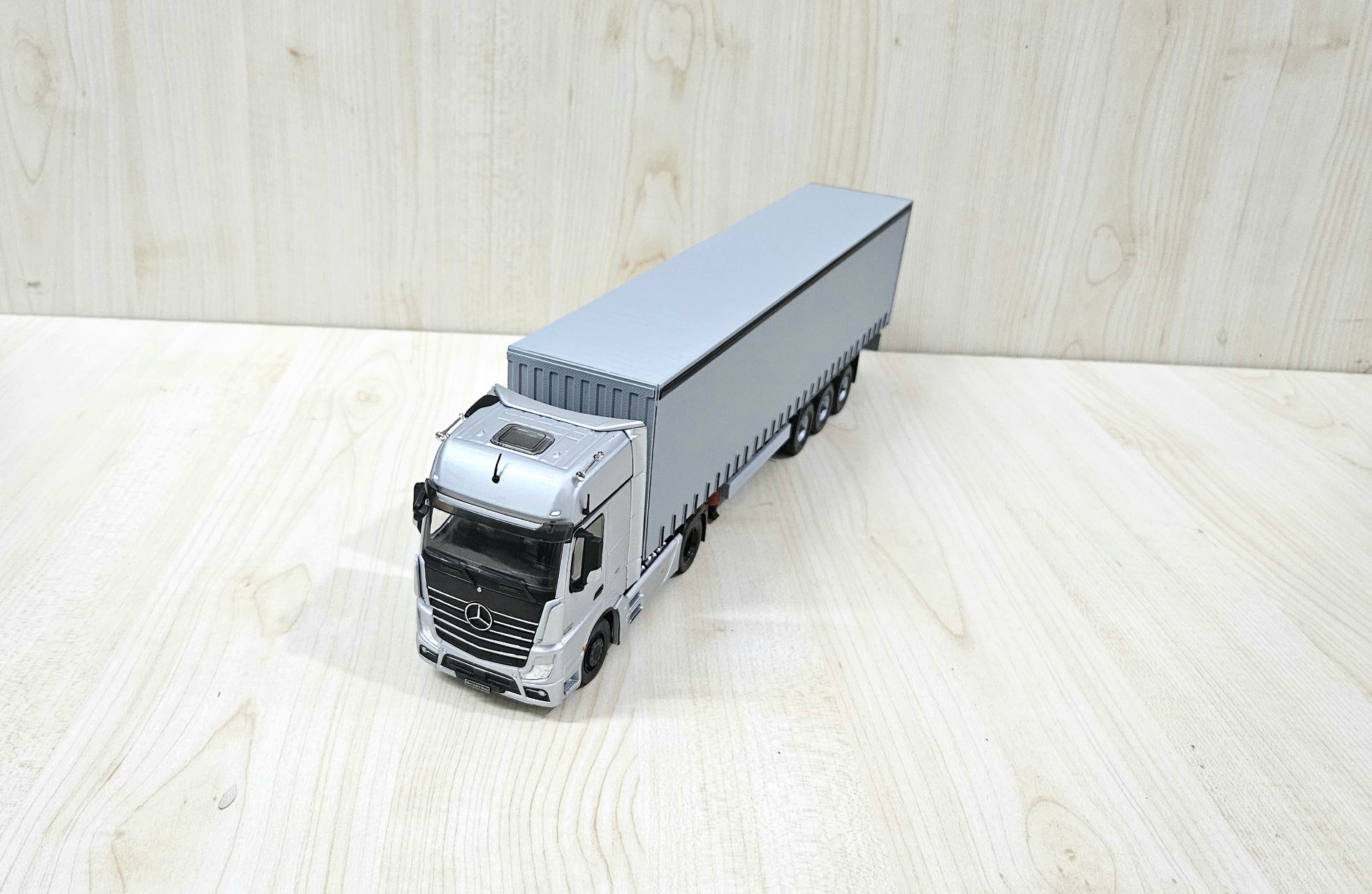 1/43 MERCEDES ACTROS 1853 TENTE DORSELİ GRİ TIR