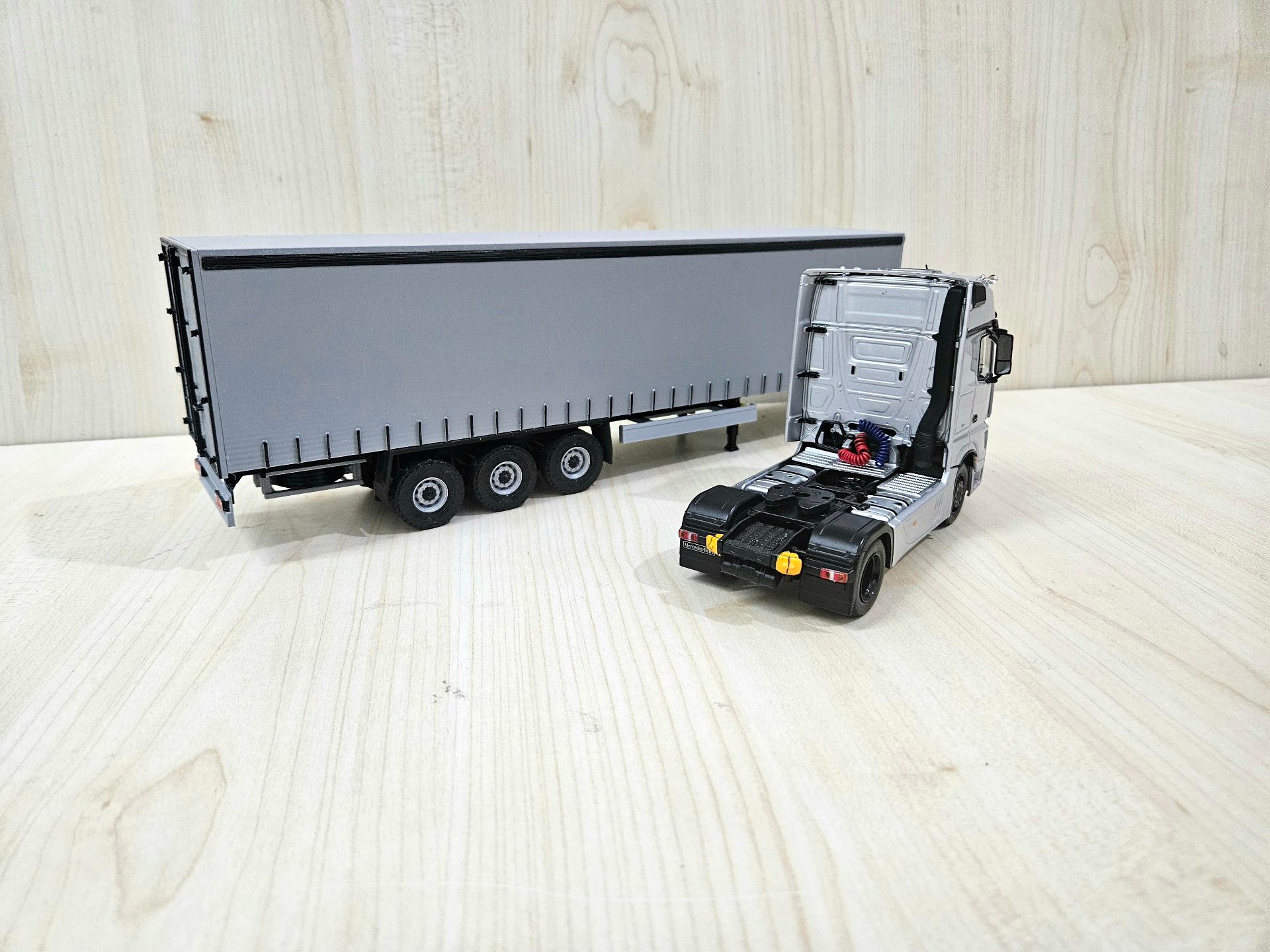 1/43 MERCEDES ACTROS 1853 TENTE DORSELİ GRİ TIR