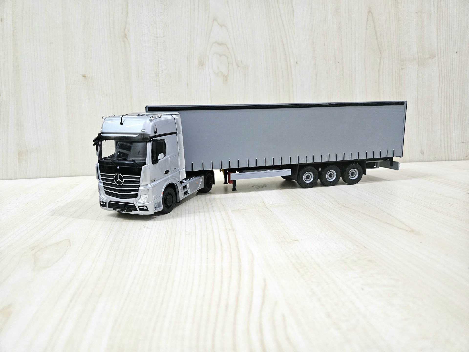 1/43 MERCEDES ACTROS 1853 TENTE DORSELİ GRİ TIR