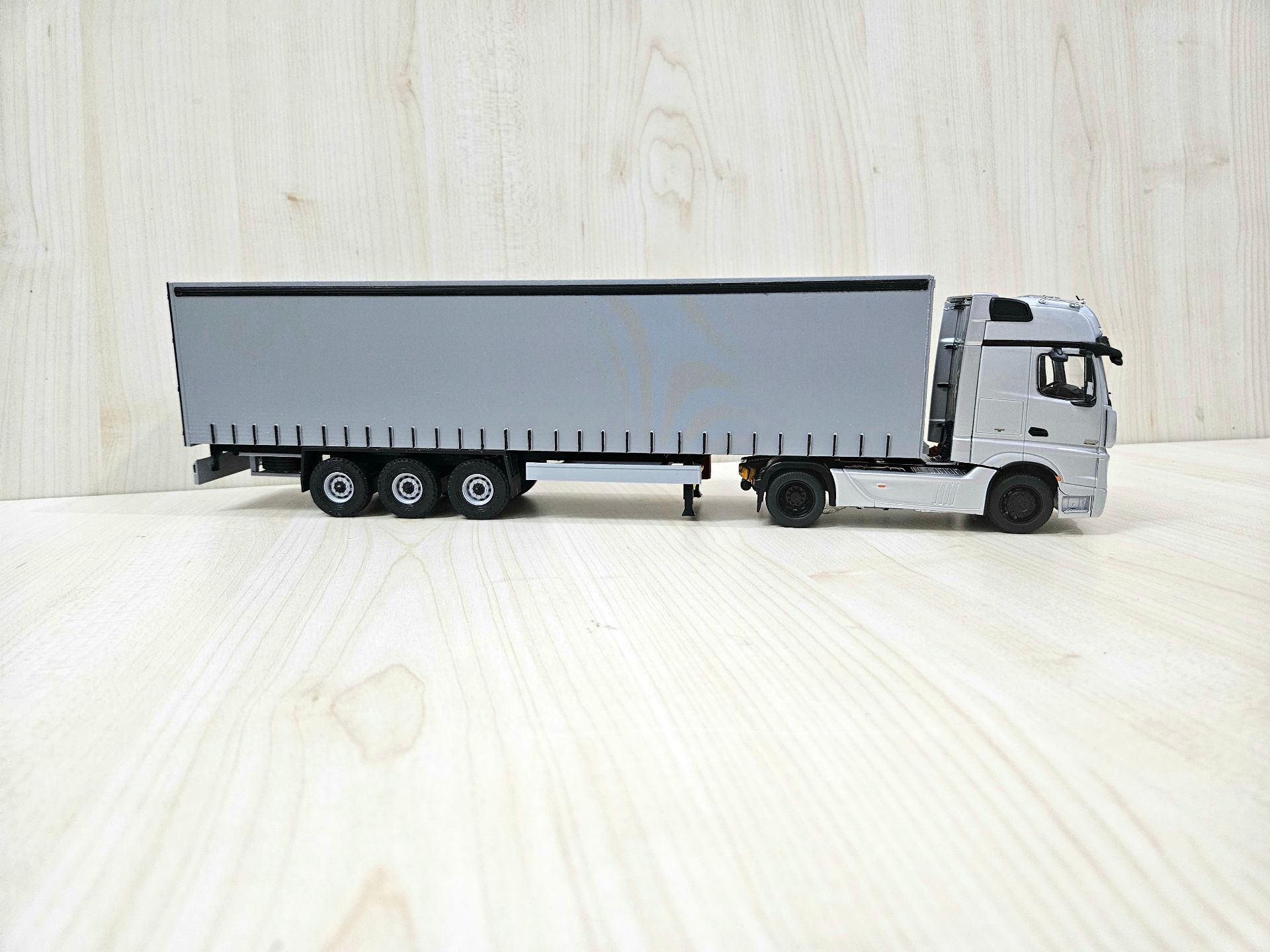1/43 MERCEDES ACTROS 1853 TENTE DORSELİ GRİ TIR