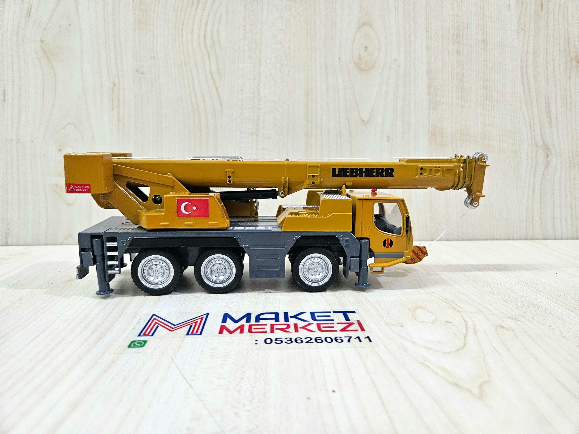 1/50 HYTRUCK MOBİL VİNÇ MAKETİ (LIEBHERR LTM1050)