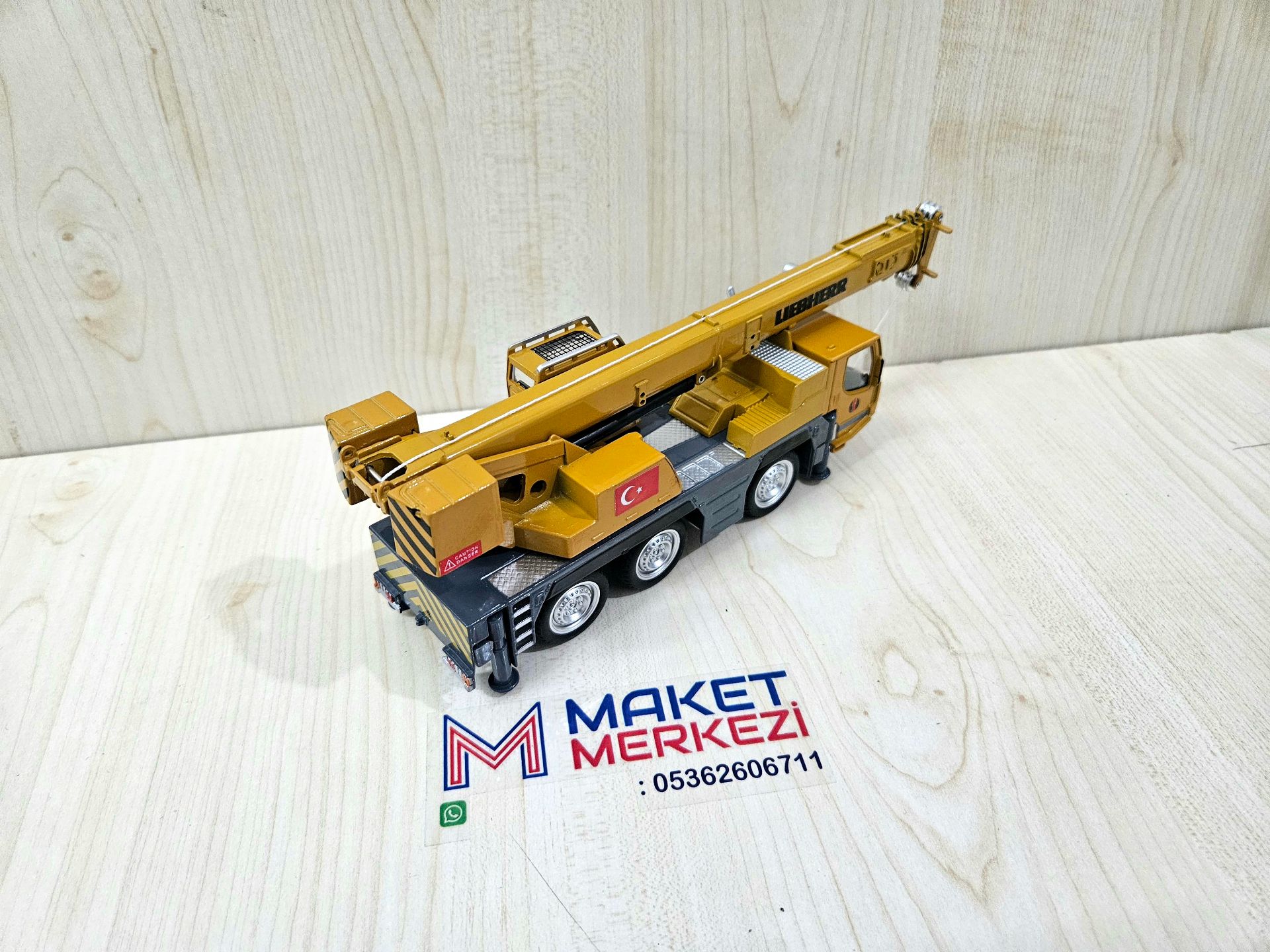 1/50 HYTRUCK MOBİL VİNÇ MAKETİ (LIEBHERR LTM1050)