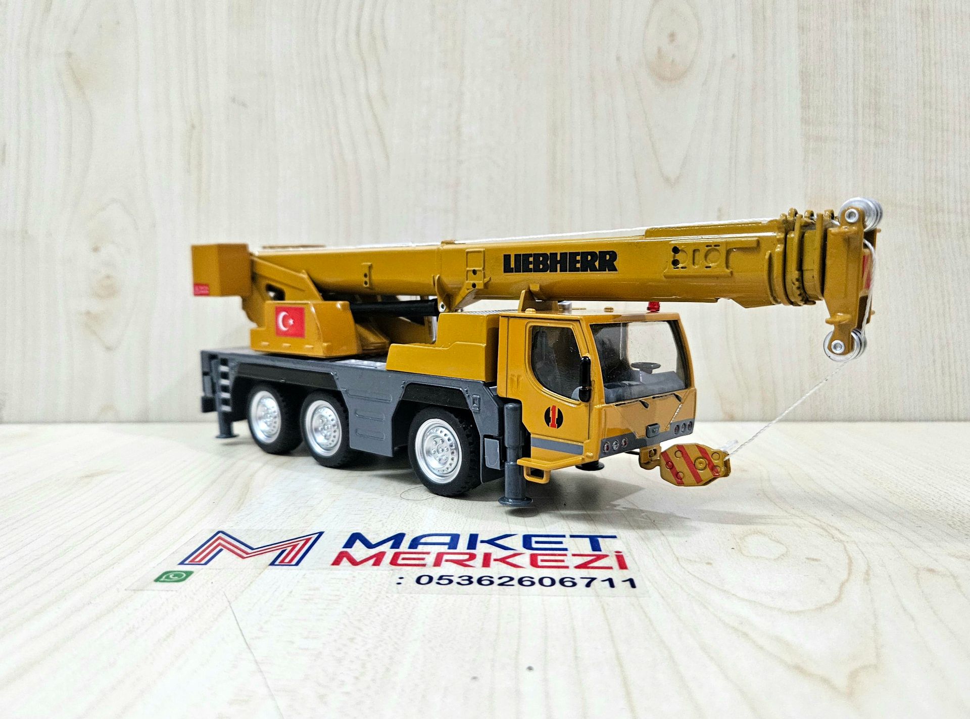 1/50 HYTRUCK MOBİL VİNÇ MAKETİ (LIEBHERR LTM1050)
