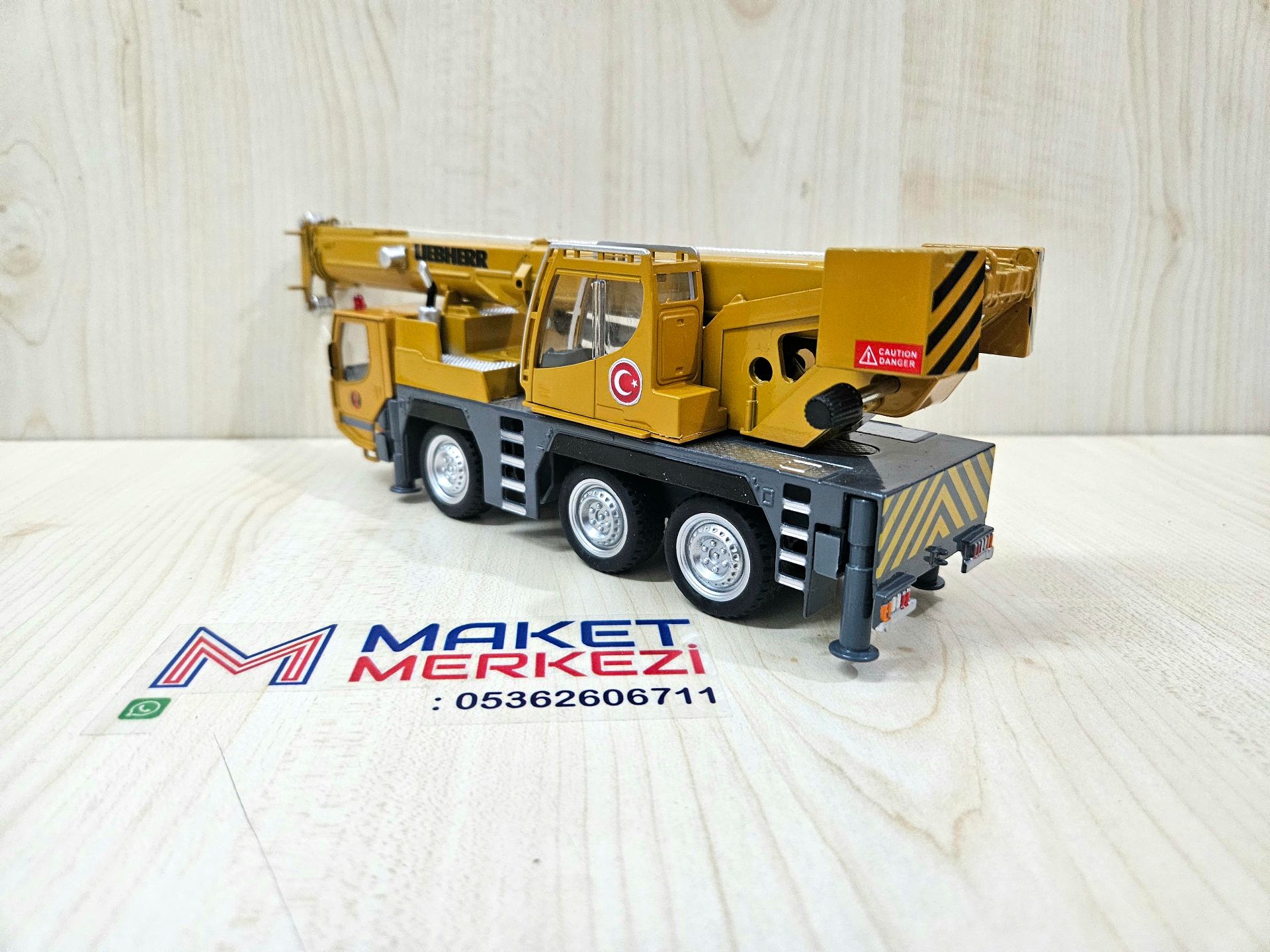 1/50 HYTRUCK MOBİL VİNÇ MAKETİ (LIEBHERR LTM1050)