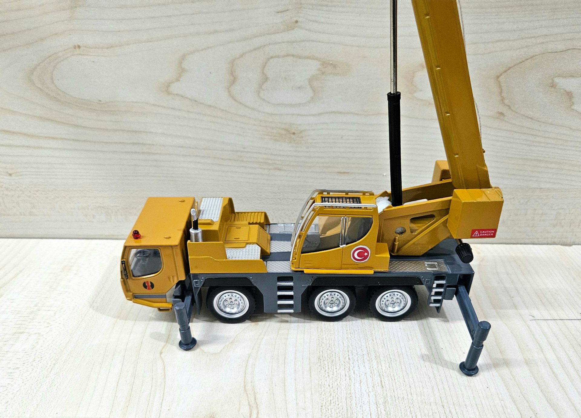 1/50 HYTRUCK MOBİL VİNÇ MAKETİ (LIEBHERR LTM1050)