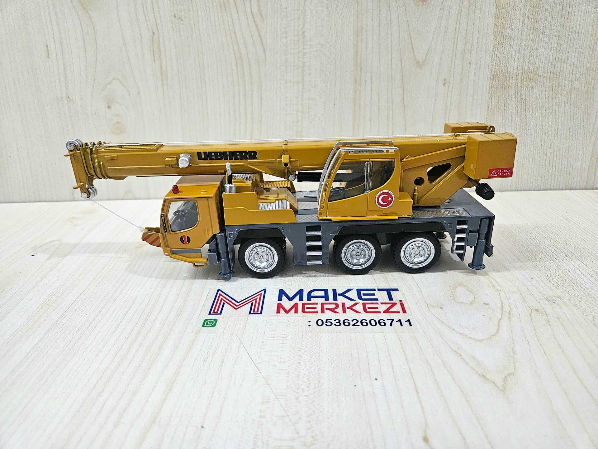 1/50 HYTRUCK MOBİL VİNÇ MAKETİ (LIEBHERR LTM1050)