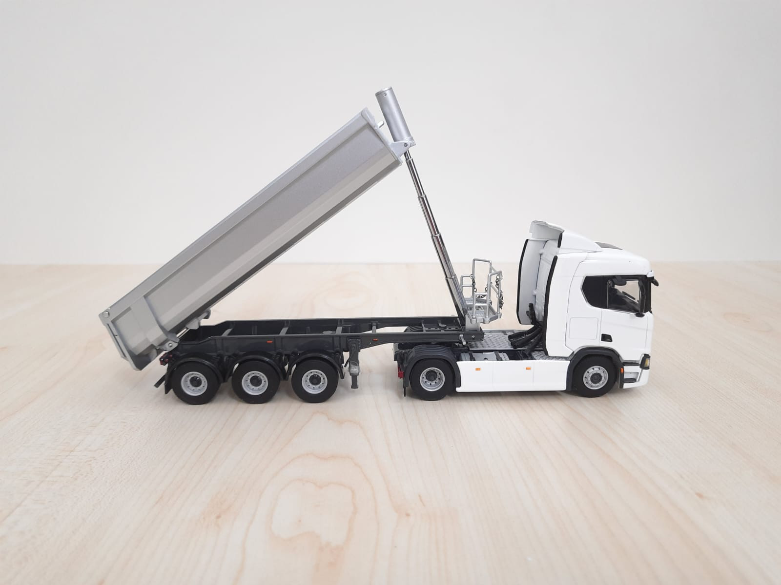 1/50 WSI SCANIA R730 DAMPER DORSELİ TIR MAKETİ