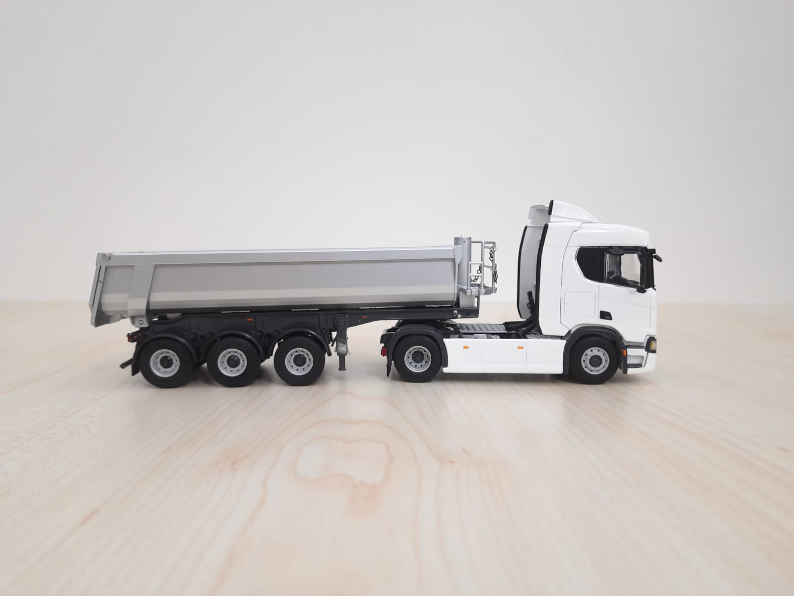 1/50 WSI SCANIA R730 DAMPER DORSELİ TIR MAKETİ
