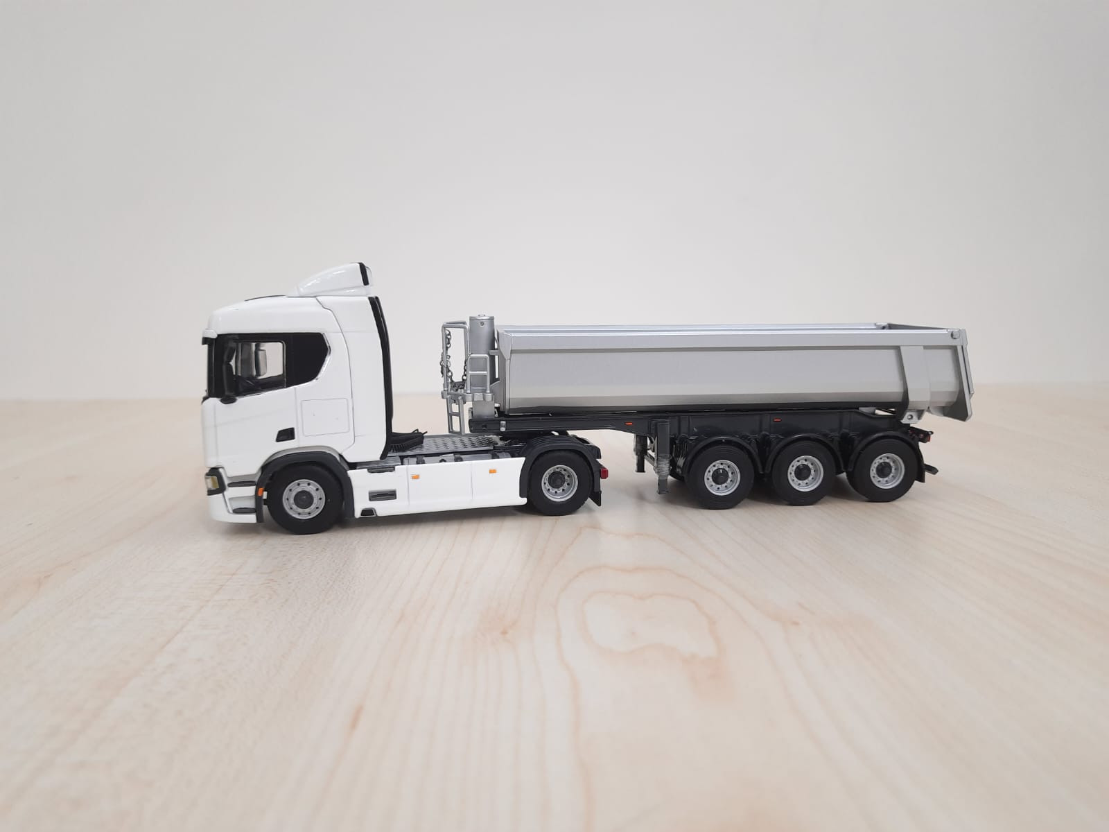1/50 WSI SCANIA R730 DAMPER DORSELİ TIR MAKETİ