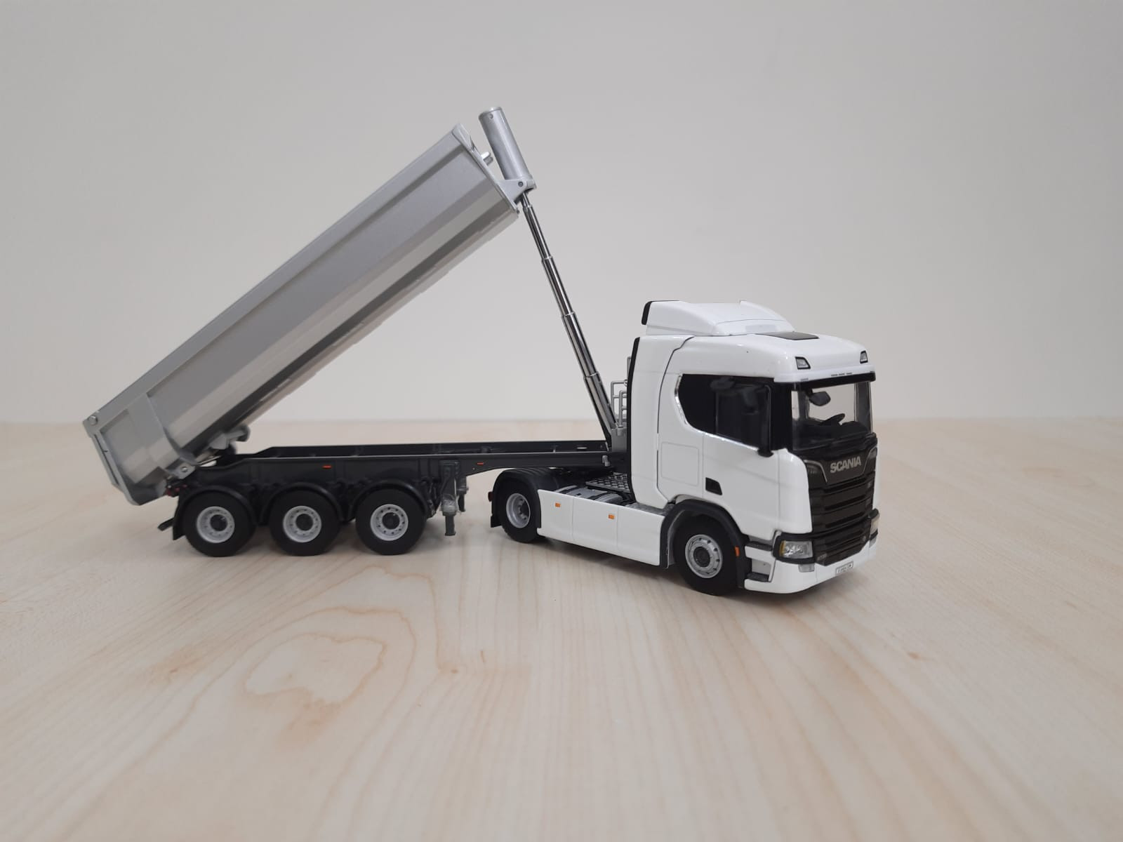 1/50 WSI SCANIA R730 DAMPER DORSELİ TIR MAKETİ