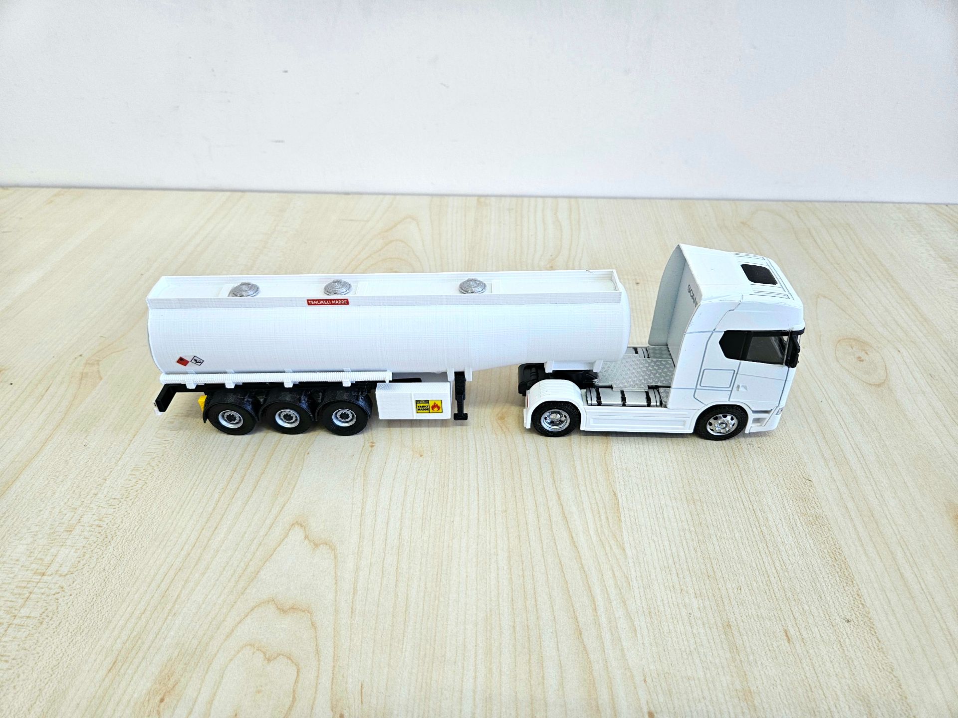 1/50 beyaz SCANIA 770S TANKER DORSELİ TIR MAKETİ