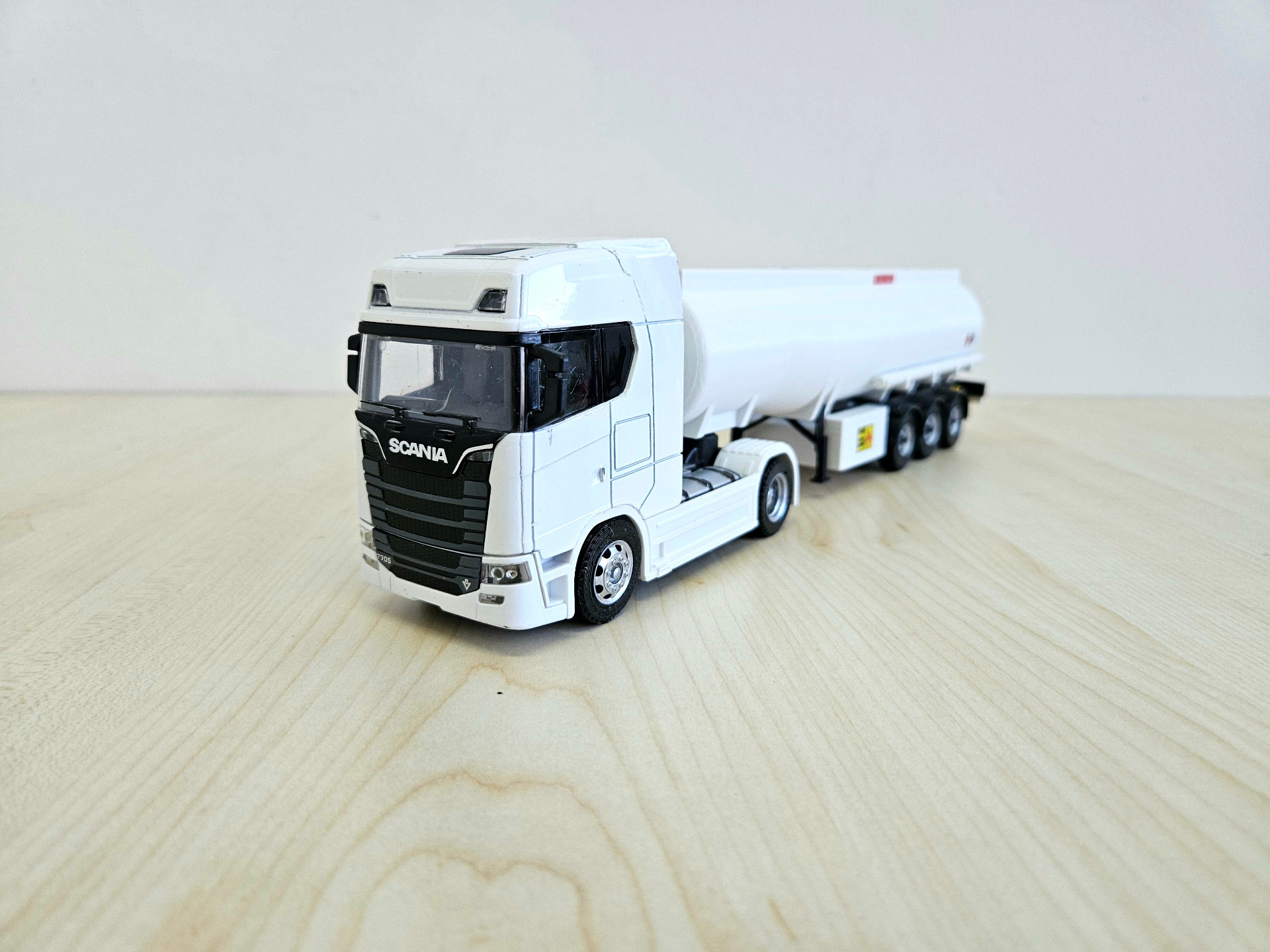 1/50 beyaz SCANIA 770S TANKER DORSELİ TIR MAKETİ