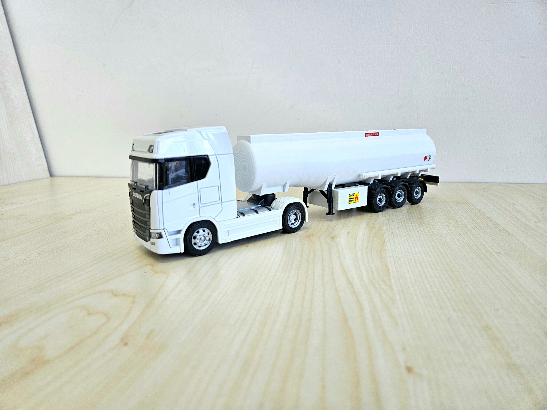 1/50 beyaz SCANIA 770S TANKER DORSELİ TIR MAKETİ
