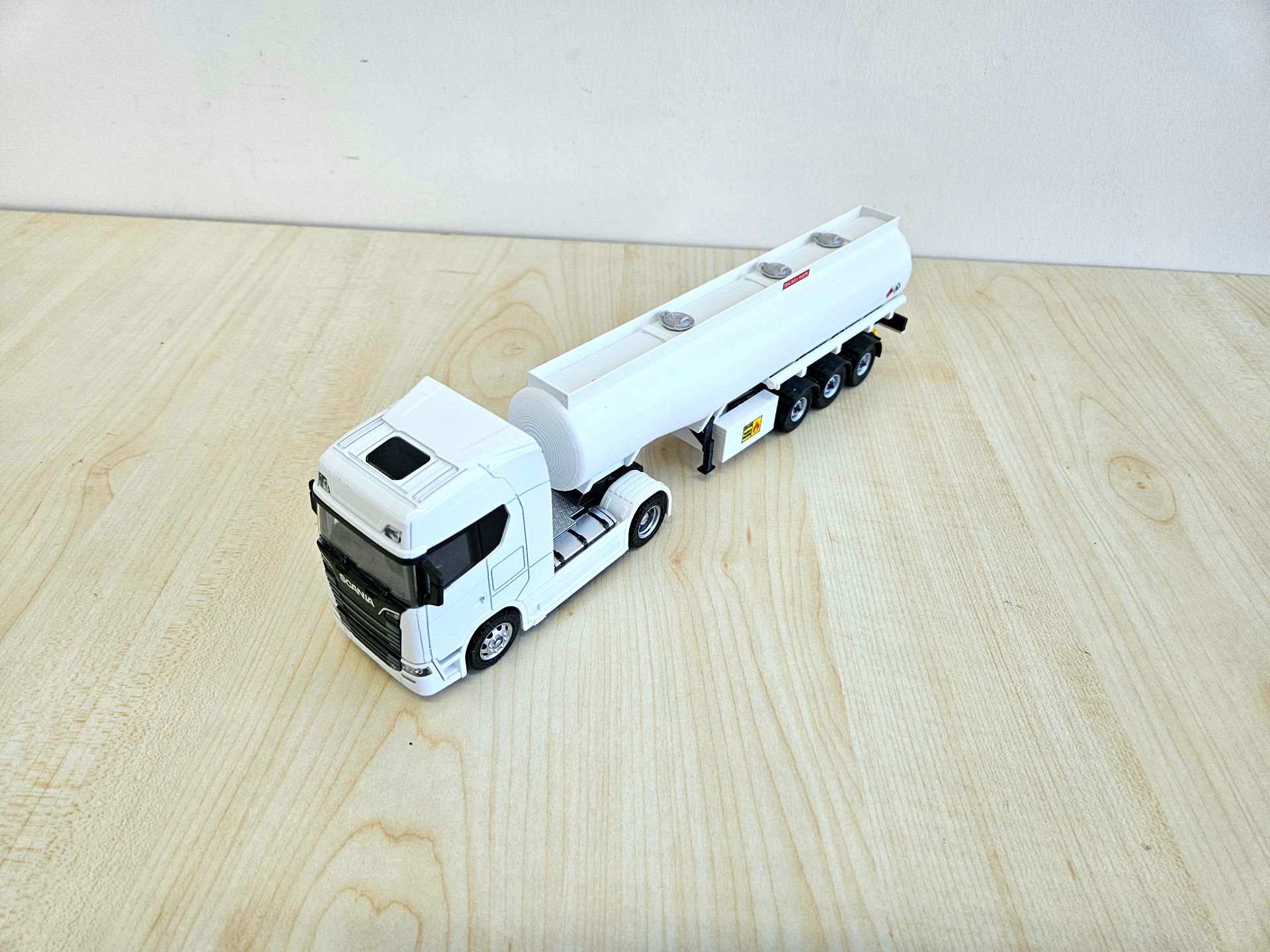 1/50 beyaz SCANIA 770S TANKER DORSELİ TIR MAKETİ