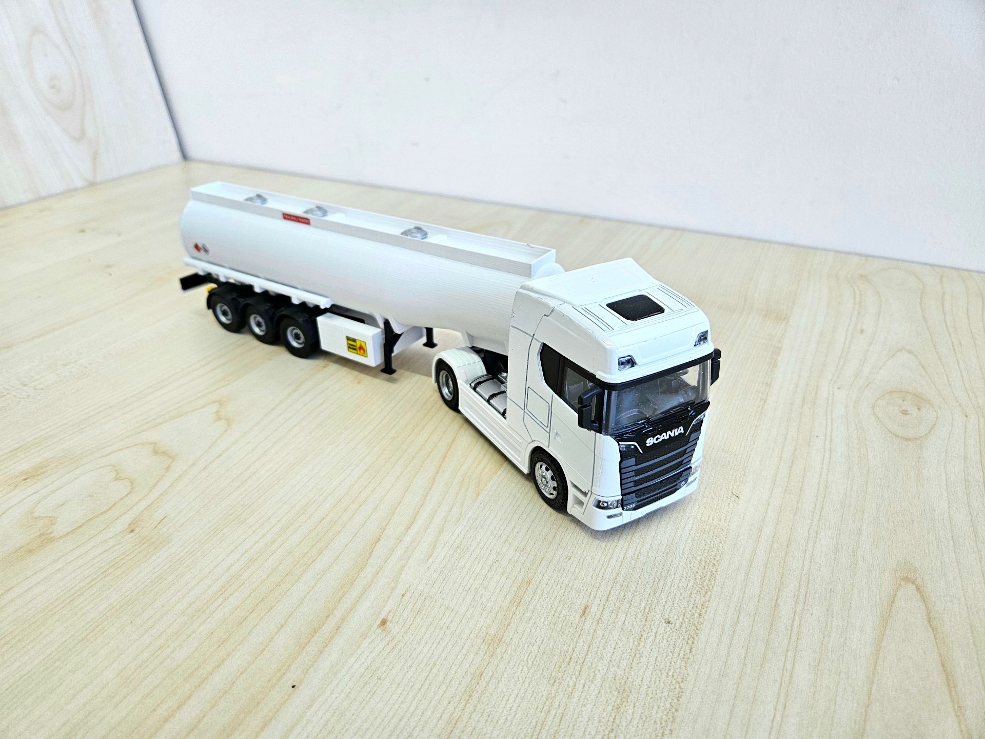1/50 beyaz SCANIA 770S TANKER DORSELİ TIR MAKETİ