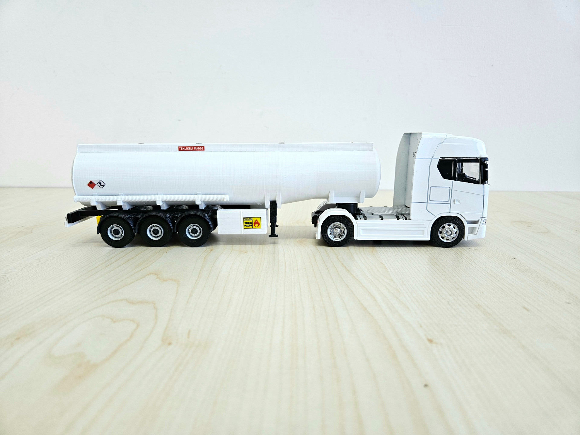 1/50 beyaz SCANIA 770S TANKER DORSELİ TIR MAKETİ