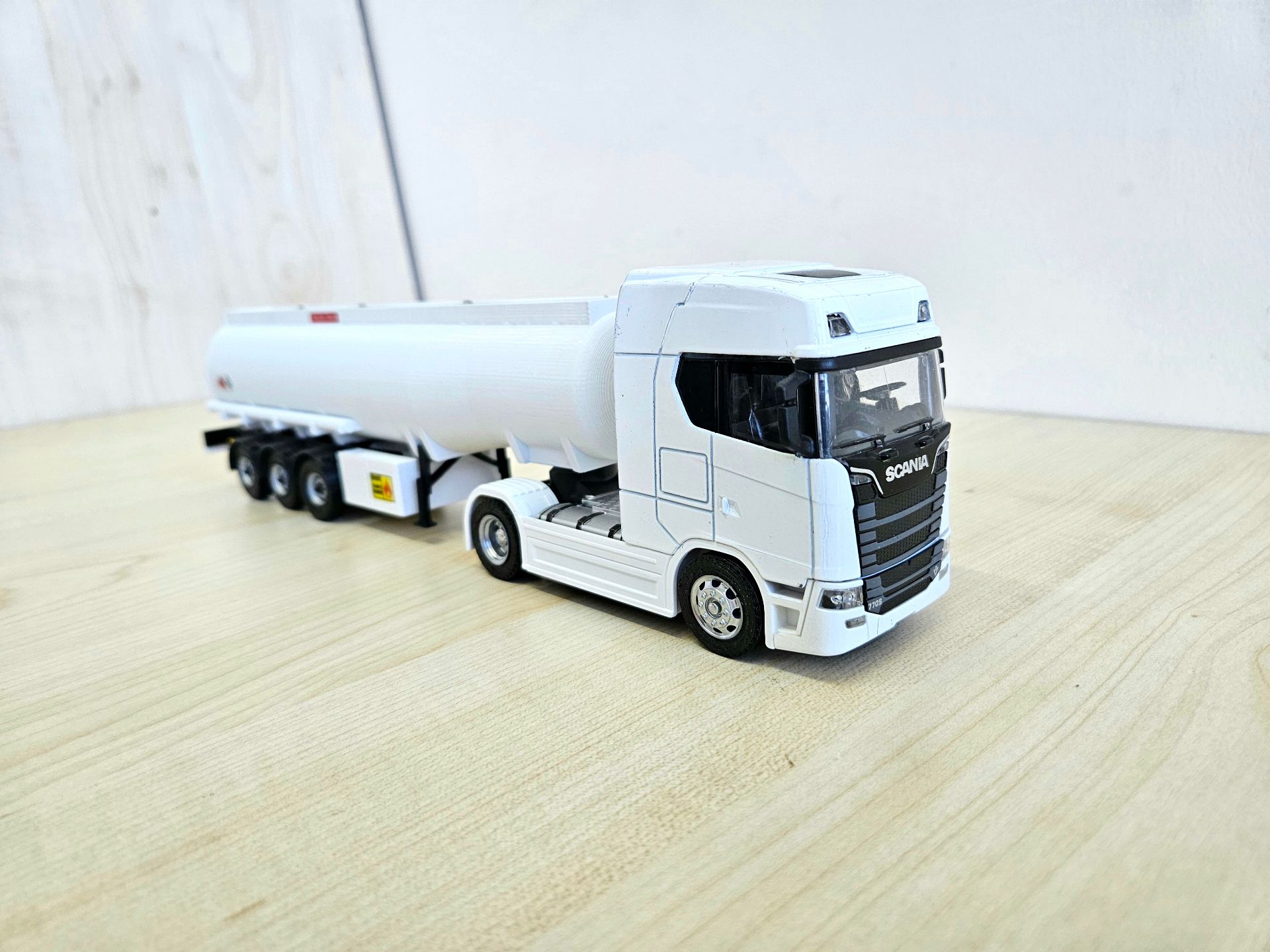 1/50 beyaz SCANIA 770S TANKER DORSELİ TIR MAKETİ