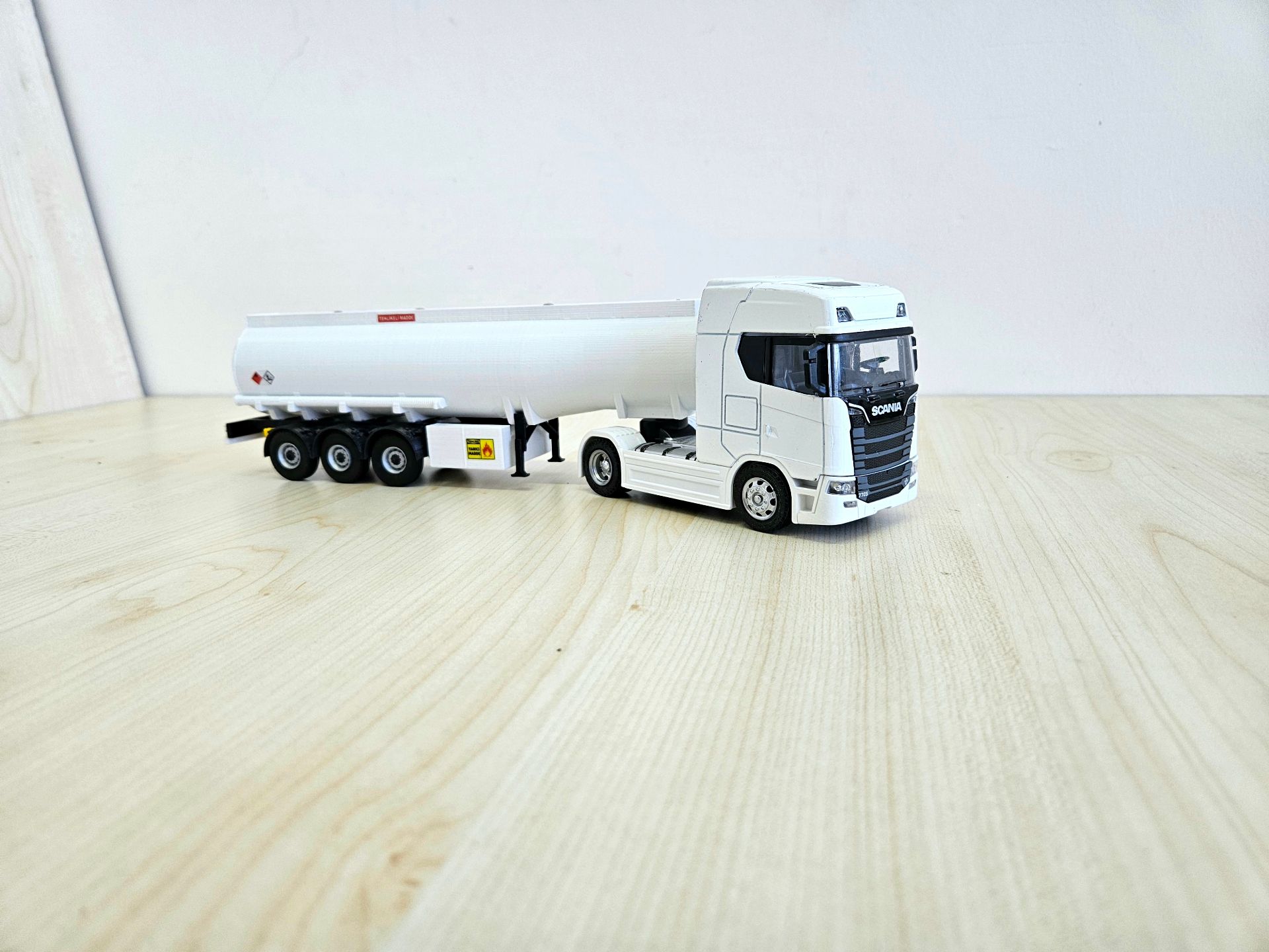 1/50 beyaz SCANIA 770S TANKER DORSELİ TIR MAKETİ
