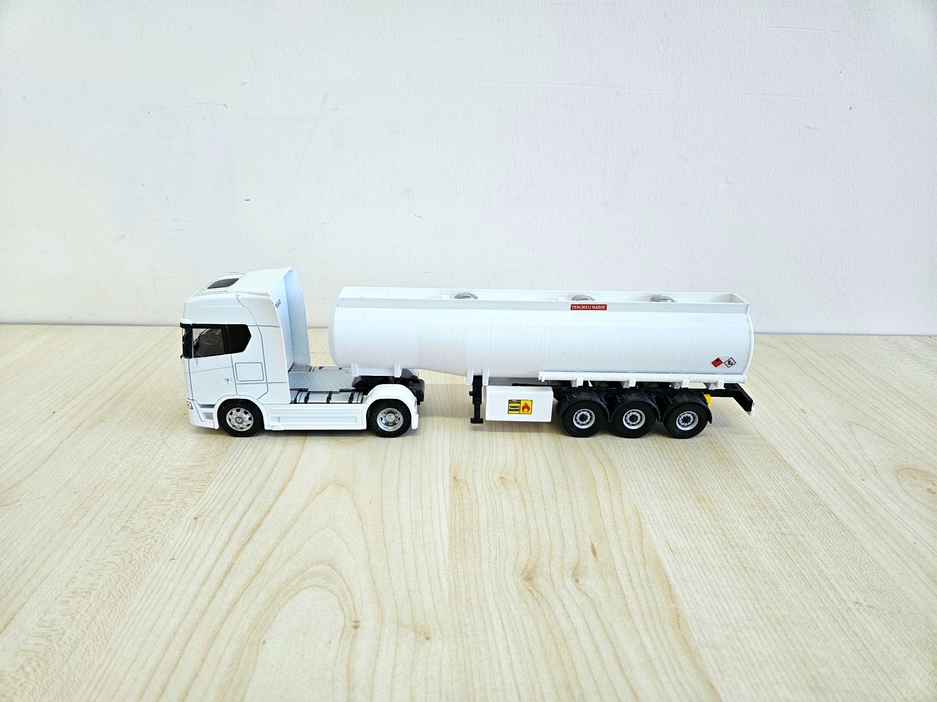 1/50 beyaz SCANIA 770S TANKER DORSELİ TIR MAKETİ