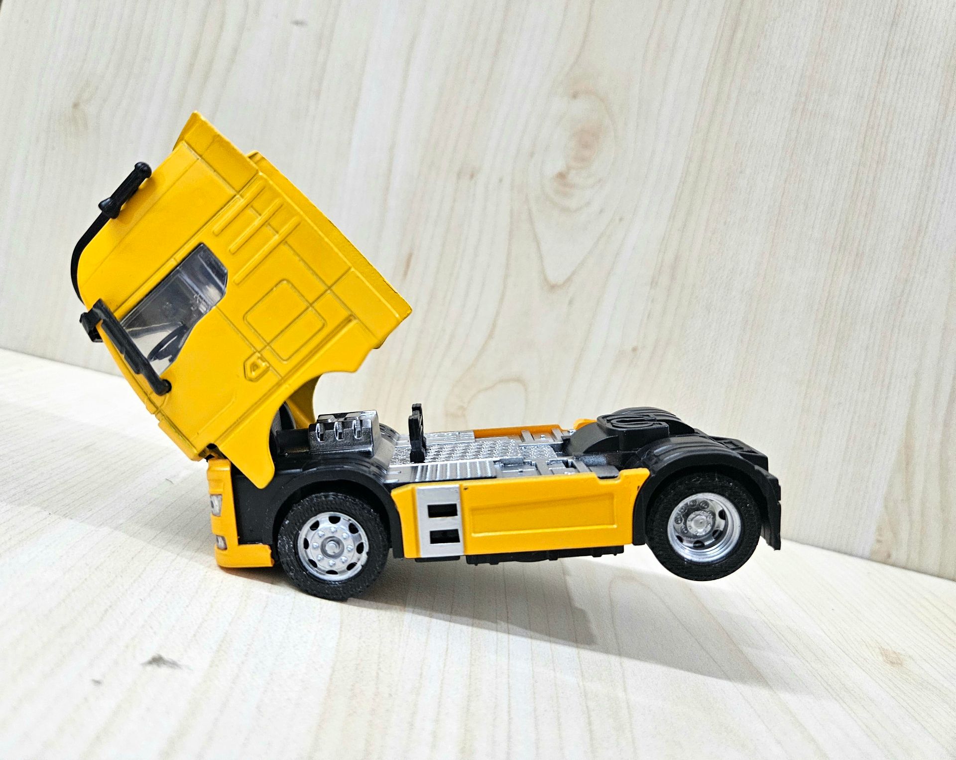 1/50 sarı MAN TGX GX TENTE DORSELİ TIR MAKETİ