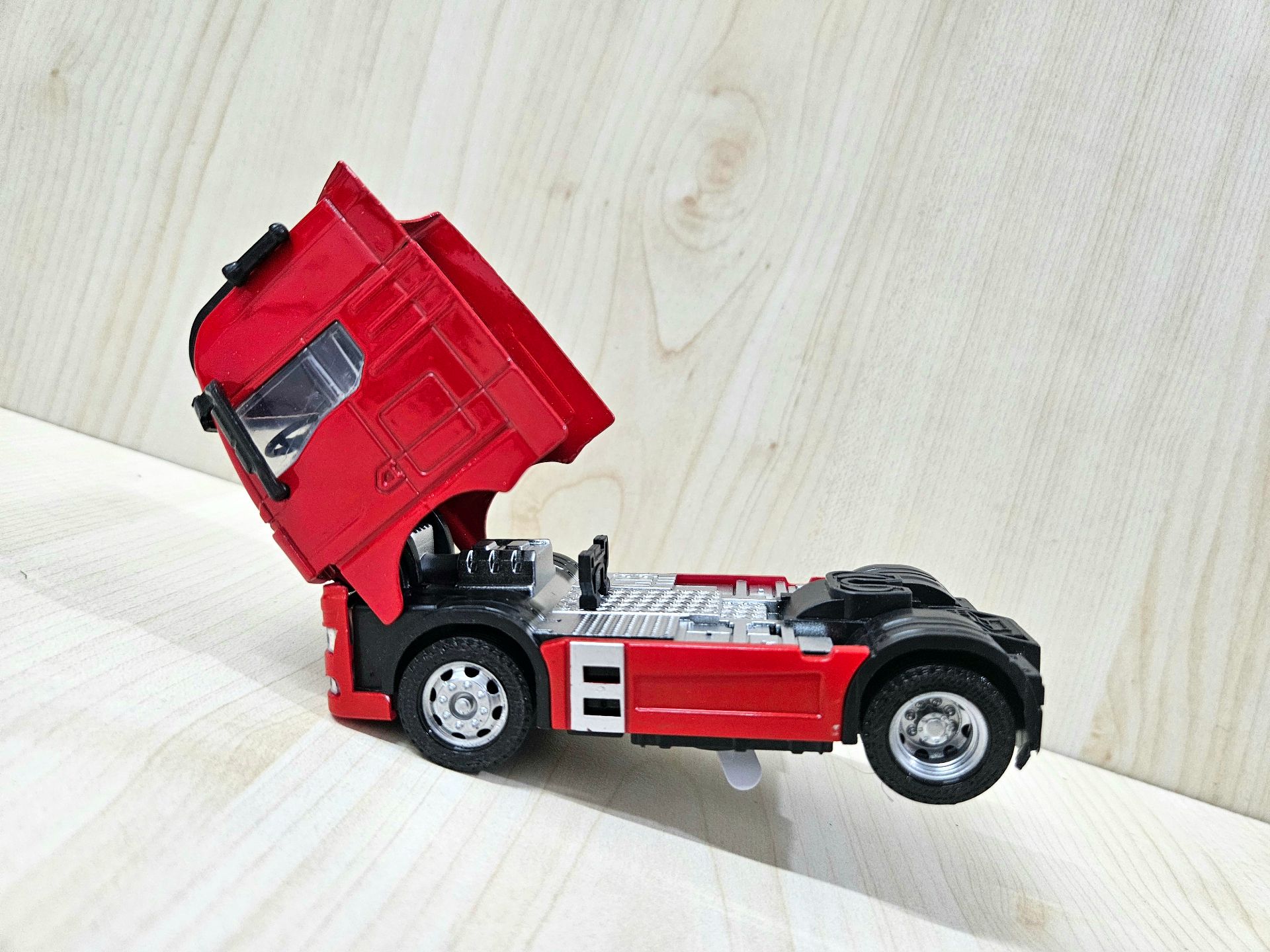 1/50 kırmızı MAN TGX GX TENTE DORSELİ TIR MAKETİ