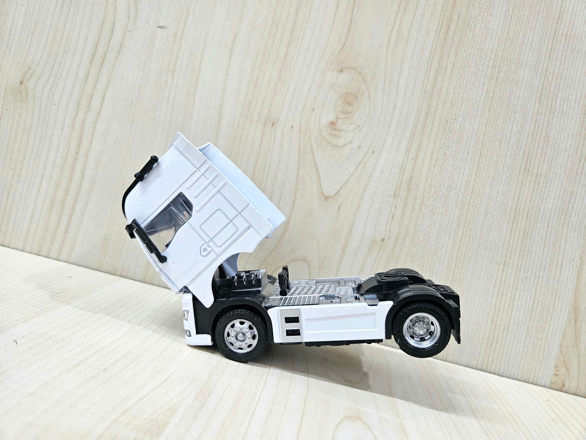 1/50 beyaz MAN TGX GX TENTE DORSELİ TIR MAKETİ